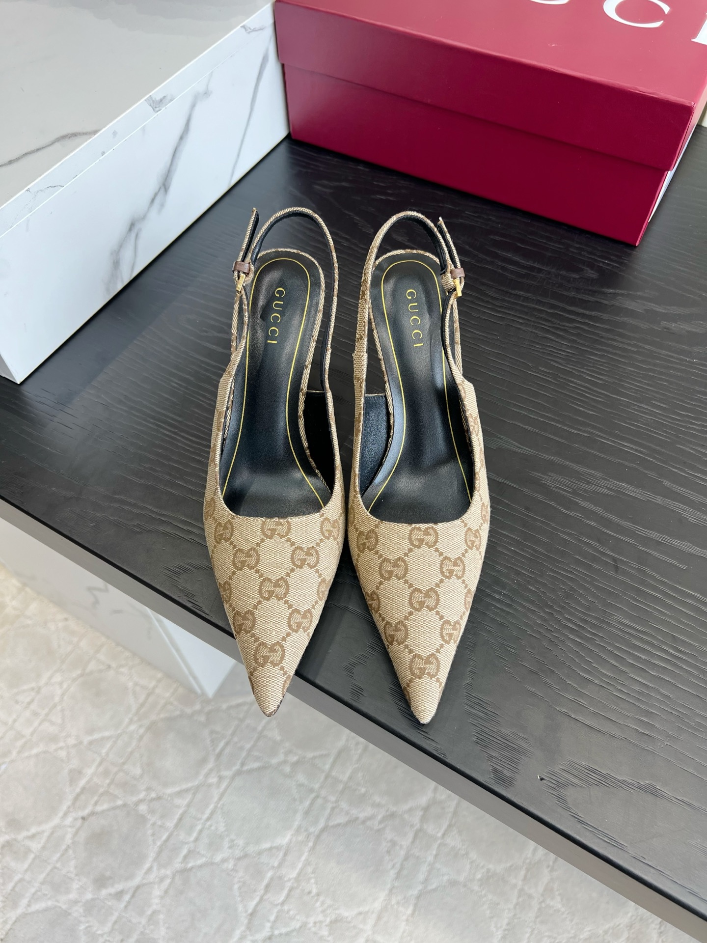 NO:904117,GUCC* pointed toe back sandals｜Commuting to the noble ceiling, you will be stunned by this pair of pointed back high heels!  The sharp pointed toe elongates the foot shape, and the back strap design is gentle and does not expose the ankle, so it is stable and does not slip when walking. The shiny genuine leather texture is full, the classic GG presbyopia style is retro and recognizable, and the metal stiletto heel brings exquisite elegance. It is suitable for suits and dresses. It is a good pair for commuting and dating, and the atmosphere of a sophisticated rich family is straight away. Upper cowhide/cloth, lining sheepskin, Italian genuine leather outsole, heel height 7cm  Size 35-39 (customized 40 41 42), high heels sandals, gucci, sandals, high heels, skirts, business suit, cowhide, sheepskin, Leather soles19860909GUCC*尖头后空凉鞋｜通勤显贵天花板 被这双后空尖头高跟鞋美晕！利落尖头巨拉长脚型,后绊带设计温柔不露脚踝,走路稳不滑落. 亮面真皮质感拉满,经典GG老花款复古有辨识度,金属细跟自带精致贵气. 配西装、连衣裙都适配,通勤约会一双拿捏,轻熟富家千金氛围感直接拉满. 鞋面牛皮/布面 内里垫脚羊皮 意大利真皮大底 跟高7cm 尺码35-39（40 41 42定做）,高跟鞋凉鞋,gucci,sandals,high heels,skirts,business suit,cowhide,sheepskin,Leather soles,Women's Shoes