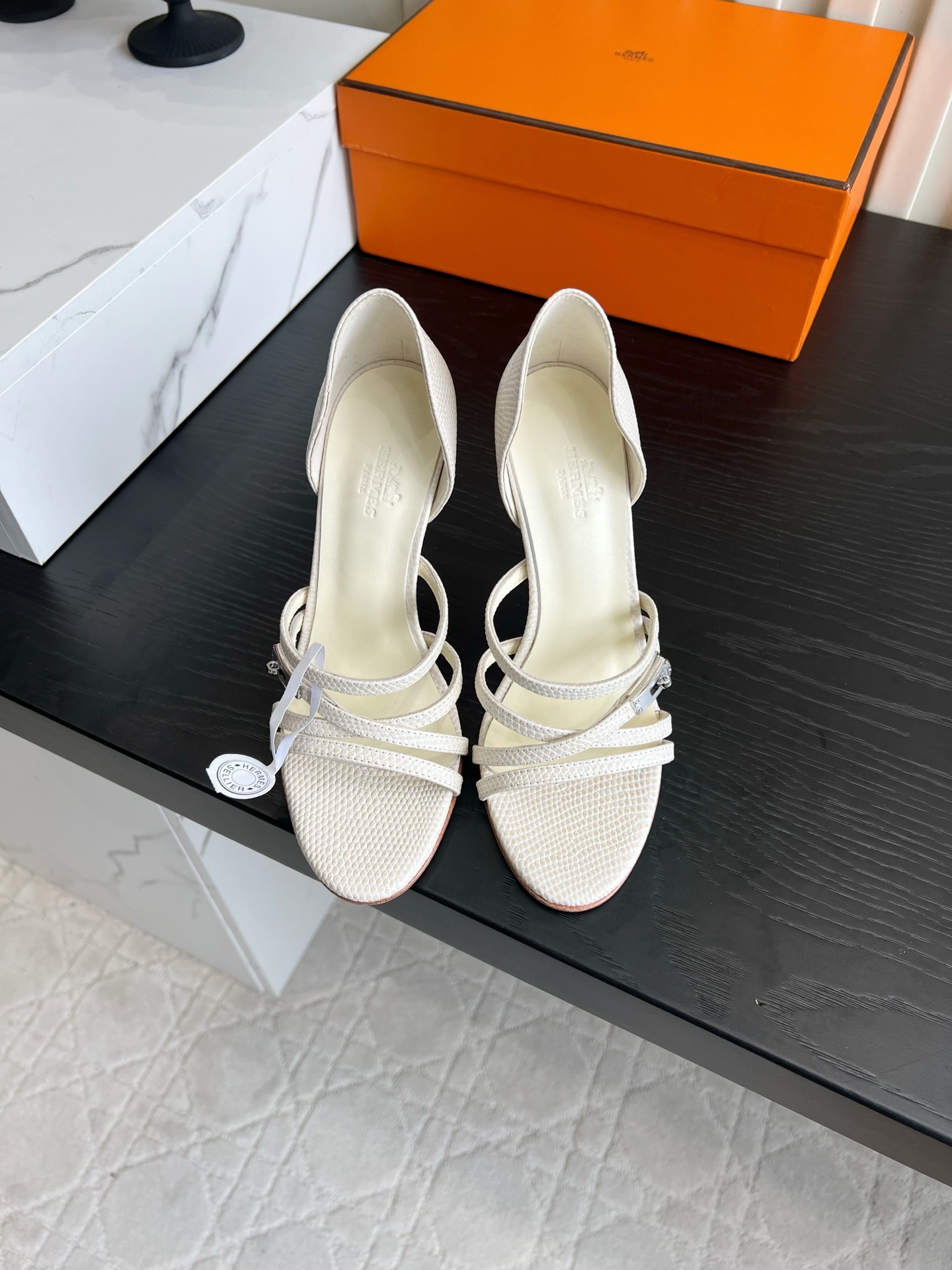 NO:901497,The higher version of Herme*'s summer colored thin strap high-heeled sandals are stunning in the bright colors of this set of macarons!  The delicate lizard pattern leather texture is full, the thin double straps with metal buckles are exquisite and compact, and the pointed toes show off the slender feet. Multiple colors are available, cool gray and green are gentle, bright orange and rose are eye-catching, and the stilettos elongate the leg line. The upper foot is light and does not press the foot, suitable for dates, vacations, and parties. Paired with a small skirt, it can directly transform into an atmospheric beauty. It is just needed for dazzling spring and summer wear. Upper lizard pattern cowhide, lining sheepskin, Italian genuine leather outsole  Heel height 10.5cm, size 35-39 (34 40 41 42 customized), high heels sandals, hermes, sandals, high heels, skirts, cowhide, sheepskin, Leather soles19860909高版本 Herme*夏日彩色细带高跟凉鞋 被这组马卡龙亮色美晕！细腻蜥蜴纹皮质质感拉满,细双带搭配金属扣精致小巧,包边尖头巨显脚纤细. 多色可选,冷调灰绿温柔、亮橙玫红吸睛,细高跟拉长腿部线条. 上脚轻盈不压脚,约会、度假、派对都适配,搭配小裙直接变身氛围感美女,春夏亮眼穿搭刚需 鞋面蜥蜴纹牛皮 内里垫脚羊皮 意大利真皮大底 跟高10.5cm 尺码35-39（34 40 41 42定做）,高跟鞋凉鞋,hermes,sandals,high heels,skirts,cowhide,sheepskin,Leather soles,Women's Shoes