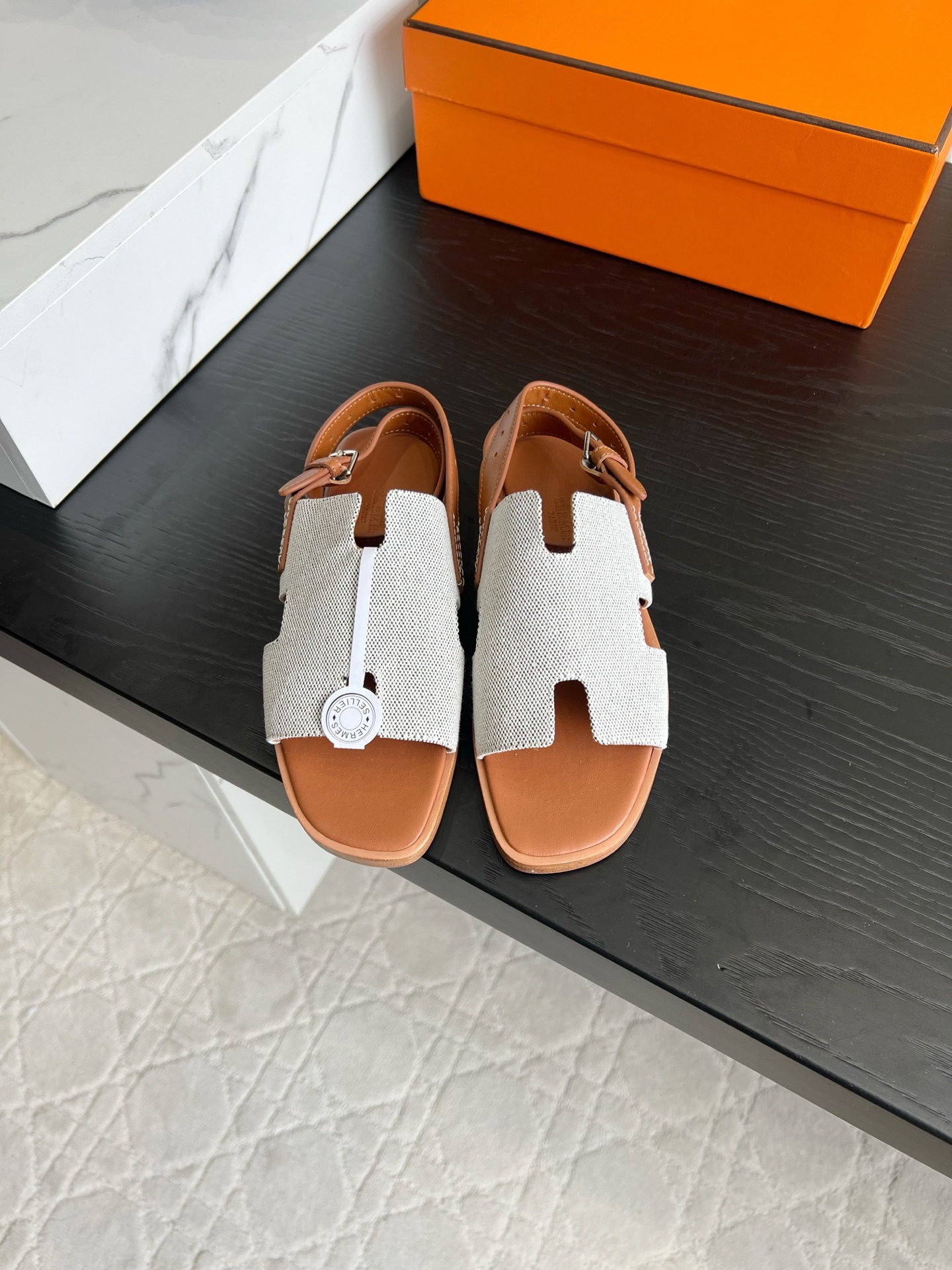 NO:901492,Herme* retro casual back strap sandals | Lazy commuting shoes. The minimalist H version has a French lazy feel. Available in smooth cowhide, frosted, and coarse weave fabrics. The adjustable back buckle fits the ankle, and the flat bottom is soft and does not wear your feet, so you won’t get tired after long walks. Suitable with jeans and skirts, suitable for daily shopping and short trips, low-key and durable, versatile and perfect for summer sandals. Upper cowhide/cloth  Sheepskin lining, Italian leather outsole, size 35-39 (40 41 42 43 customized), sandals, hermes, sandals, skirts, jeans, cowhide, sheepskin, Leather soles19860909Herme*复古休闲后绊带凉拖｜懒人通勤神鞋 极简H版型太有法式慵懒感,光面牛皮、磨砂、粗织多种面料可选. 可调节后扣带贴合脚踝,平底上脚软乎乎不磨脚,久走不累. 搭配牛仔裤、半身裙都适配,日常逛街短途出游都合适,低调耐看,百搭不出错的夏日刚需凉拖. 鞋面牛皮/布面 内里羊皮 意大利真皮大底 尺码35-39（40 41 42 43定做）,凉鞋,hermes,sandals,skirts,jeans,cowhide,sheepskin,Leather soles,Women's Shoes