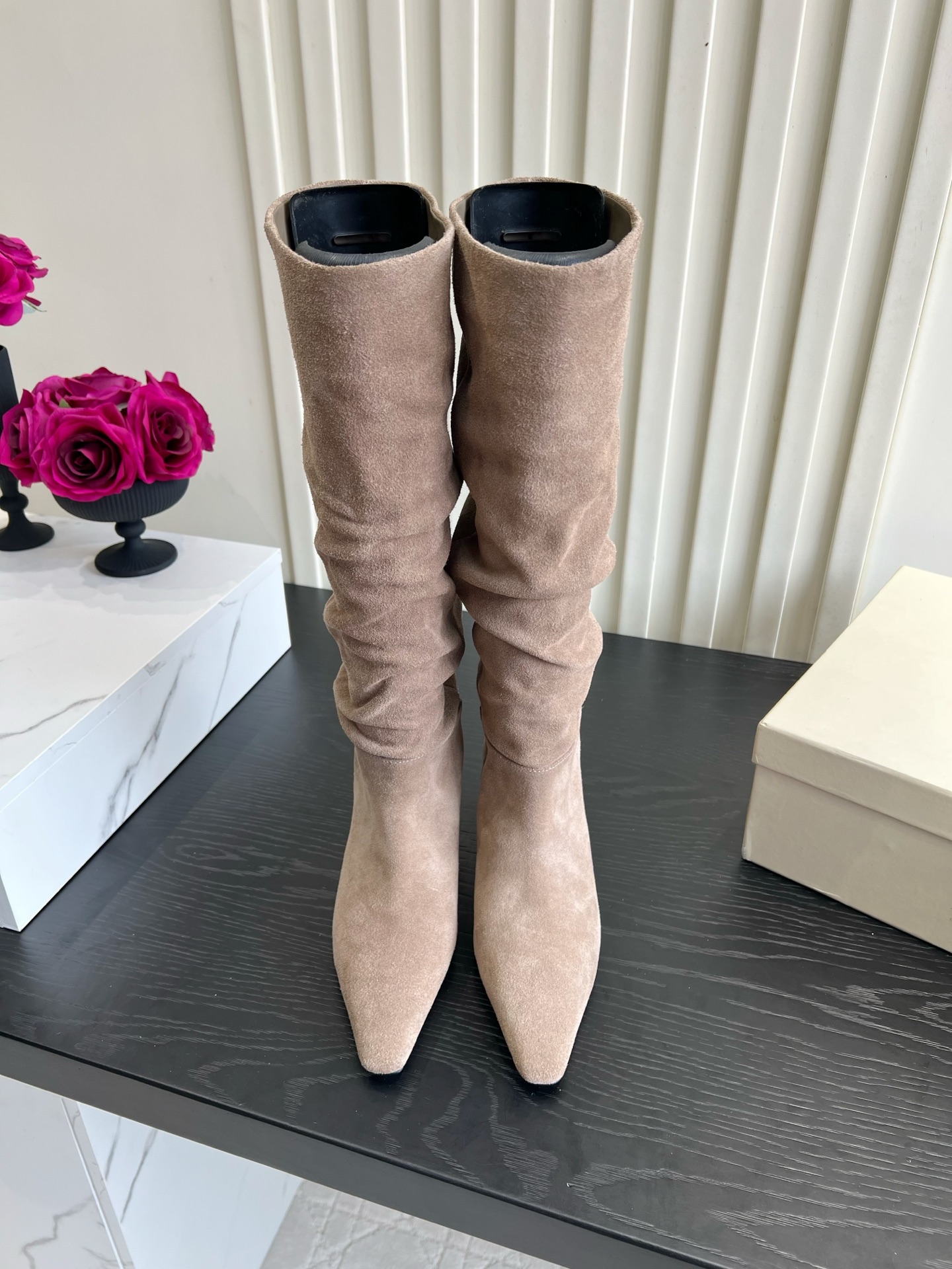 NO:904075,Dymonlatry pleated high boots｜Autumn and winter atmospheric ceiling This year's popular pleated boots are finally found! 利落尖头搭配细跟,悄悄拉长腿部比例,堆褶筒身松弛慵懒,藏住小腿肉肉超显瘦. 三种配色、自带复古清冷气质. 搭配大衣、半身裙、皮裤都很出片,通勤约会都适配,温柔又有气场,秋冬氛围感刚需单品. 鞋面牛皮 内里羊皮莱卡 原版开模大底 跟高5cm  Size 35-39 (40 customized), boots, boots, skirts, cowhide, sheepskin19860909Dymonlatry褶皱堆堆高筒靴｜秋冬氛围感天花板 今年巨火的褶皱长靴终于挖到！利落尖头搭配细跟,悄悄拉长腿部比例,堆褶筒身松弛慵懒,藏住小腿肉肉超显瘦. 三种配色、自带复古清冷气质. 搭配大衣、半身裙、皮裤都很出片,通勤约会都适配,温柔又有气场,秋冬氛围感刚需单品. 鞋面牛皮 内里羊皮莱卡 原版开模大底 跟高5cm 尺码35-39（40定做）,靴子,boots,skirts,cowhide,sheepskin,Women's Shoes