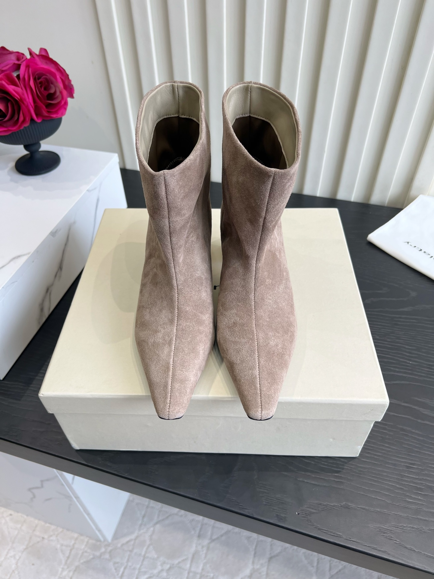 NO:904082,Dymonlatry pointed-toe golden small-heeled short boots are an artifact of a light and sophisticated atmosphere. The minimalist pointed-toed short boots are so feminine at first glance. The stiff boots modify the shape of the legs without picking up the legs, and the neat pointed toes elongate the foot lines. The metallic gold stilettos are exquisite and dignified, making you walk steadily and make you look taller. The color is gentle and versatile. Suitable for suits, coats, and dresses, and can be worn for commuting and dating. Simple and high-end without being exaggerated, a must-have item for mature ladies in autumn and winter. Upper cowhide  Sheepskin lycra lining, original molded outsole, heel height 5cm, size 35-39 (customized to 40), boots, boots, skirts, business suit, cowhide, sheepskin19860909Dymonlatry尖头金色小跟短靴 轻熟氛围感神器 一眼沦陷的极简尖头短靴太有女人味 挺括靴筒修饰腿型不挑腿,利落尖头拉长足部线条 金属金色细跟精致显贵,走路稳还显高挑 配色温柔百搭 配西装、大衣、连衣裙都适配,通勤约会都能穿 简约高级不浮夸,轻熟御姐秋冬必备单品 鞋面牛皮 内里羊皮莱卡布 原版开模大底 跟高5cm 尺码35-39（40定做）,靴子,boots,skirts,business suit,cowhide,sheepskin,Women's Shoes