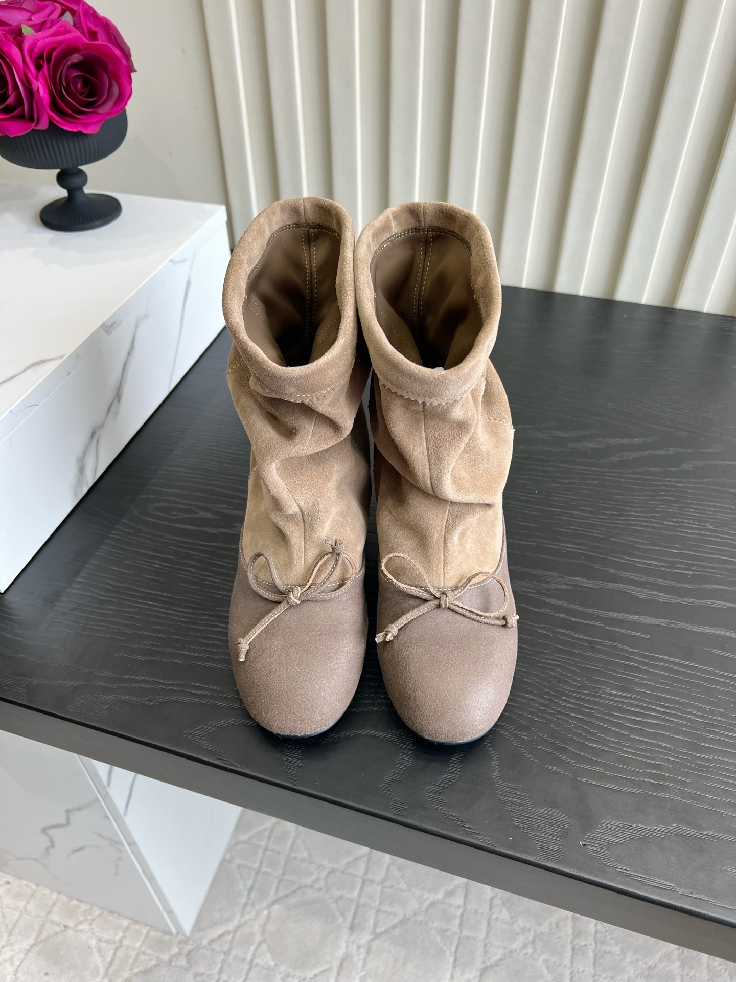NO:904089,unfolio's gentle pleated boots are atmospheric boots. The soft pleated barrel design is so exciting for girls. It has a sense of laziness and relaxation. The small bow embellishment on the toe box adds a gentle atmosphere. Wear it all day long and modify the calf lines. The three colors of black, caramel and light khaki are versatile. They look good with coats, skirts and jeans. Retro Korean gentle style, suitable for daily commuting and taking photos, a must-have item for autumn and winter atmosphere. Upper sheepskin  Sheepskin lining, original molded rubber sole, size 35-39 (customized 40 41), boots, boots, skirts, jeans, sheepskin19860909unfolio温柔褶皱堆堆靴 氛围感神靴 软乎乎褶皱筒身设计太戳少女心啦 自带慵懒松弛感 鞋头小巧蝴蝶结点缀,温柔氛围感拉满 穿一整天都不累脚,修饰小腿线条 黑、焦糖、浅卡其三色百搭,配大衣、半身裙、牛仔裤都好看 复古韩系温柔风,日常通勤出门拍照都适配,秋冬氛围感刚需单品 鞋面羊皮 内里羊皮 原版开模橡胶底 尺码35-39（40 41定做）,靴子,boots,skirts,jeans,sheepskin,Women's Shoes