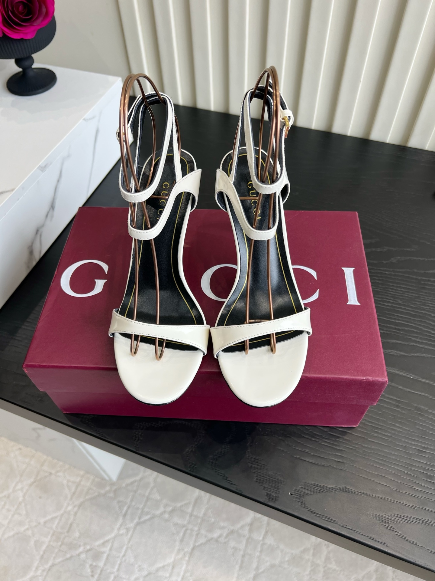 NO:904123,GUCC* high-heeled sandals with thin straps are so annoying to me. This year's natural luxury sandals have been picked up. The bright leather is delicate and shiny, and the multi-layered thin strap design is super slim. The iconic metal carved stiletto is perfect for elongating the leg line. It has a noble look when paired with long skirts, suits, and jeans. The ankle straps fit firmly without rubbing on the feet, and are suitable for dating and commuting. The cool rich family atmosphere, gentle and noble on the feet. The upper is beaded cowhide.  Sheepskin lining, Italian genuine leather outsole, heel height 8.5cm, size 35-39 (40 41 42 customized), high heels sandals, gucci, sandals, high heels, skirts, jeans, business suit, cowhide, sheepskin, Leather soles19860909GUCC*细带绑带高跟凉鞋太戳我 今年本命轻奢凉鞋被拿捏住了 亮面皮质细腻有光泽,多层细带缠绕设计超显瘦 标志性金属雕花细跟,拉长腿部线条一绝 搭长裙、西装、牛仔裤都自带贵气 脚踝绑带稳稳贴合不磨脚,约会通勤都适配 清冷富家千金氛围感,上脚温柔又显贵 鞋面开边珠牛皮 内里垫脚羊皮 意大利真皮大底 跟高8.5cm 尺码35-39（40 41 42定做）,高跟鞋凉鞋,gucci,sandals,high heels,skirts,jeans,business suit,cowhide,sheepskin,Leather soles,Women's Shoes