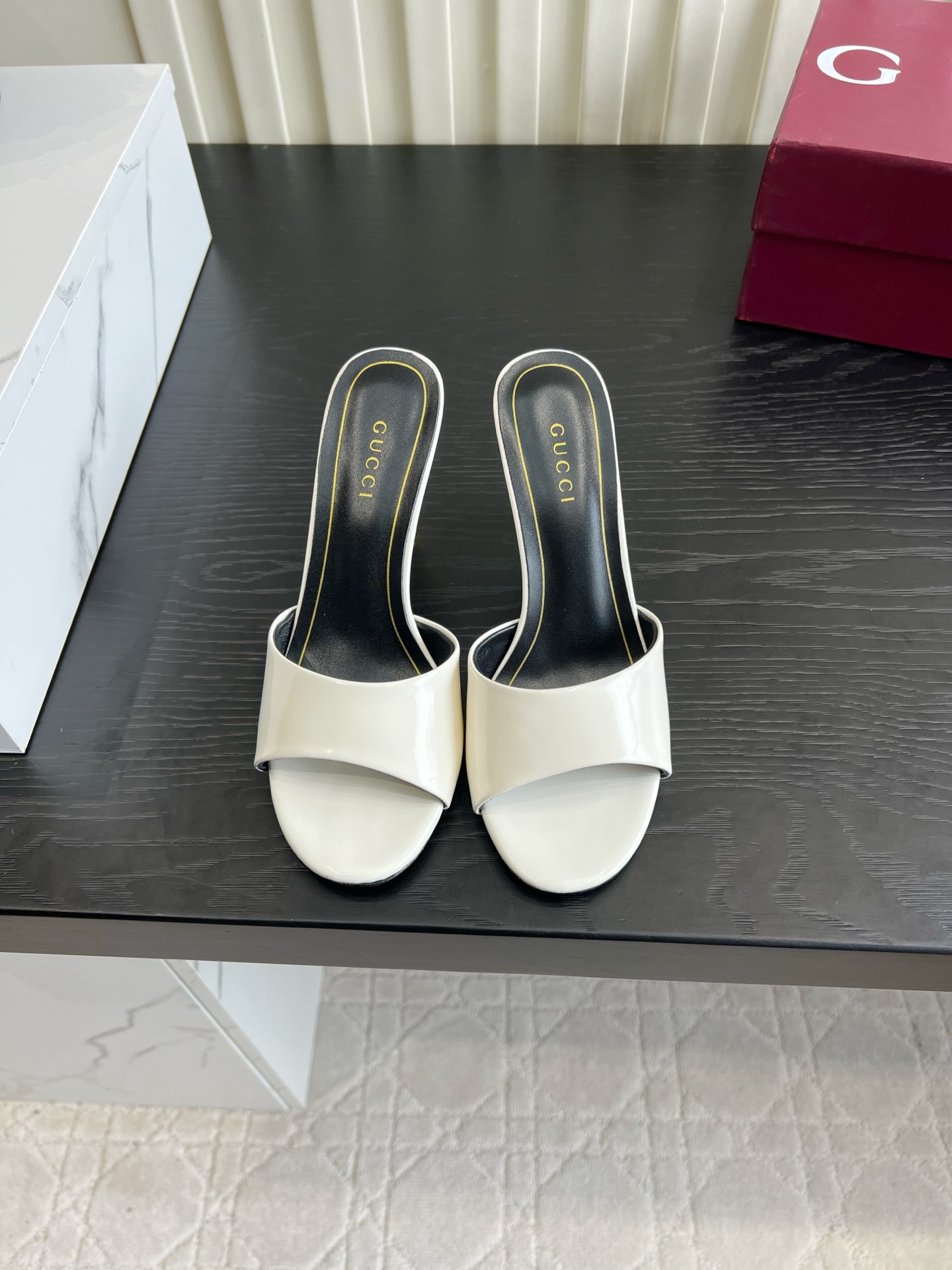 NO:904131,Gucc* metal stiletto sandals are so beautiful that they are speechless. GUCC* This flip-flop is really good at aesthetics. The glossy leather is delicate and smooth, and the minimalist open-toe style makes the feet slimmer. The iconic metal stiletto heel can lift the body without tiring the feet. The four colors are so gentle. It is suitable for matching with dresses, jeans and suits in spring and summer. It has a casual and lazy luxury atmosphere, perfect for commuting and dating.  Low-key and not exaggerated, with a sense of luxury that you can easily grasp, the rich daughter's natal sandals, open-edge beaded cowhide on the upper, sheepskin on the inside, Italian genuine leather outsole, heel height 8.5cm, size 35-39 (customized 40 41 42), high heels and slippers, gucci, sandals, high heels, slippers, skirts, jeans, business suit, cowhide, sheepskin, Leather soles19860909Gucc*金属细高跟凉拖美到失语 GUCC*这只一字拖真的长在审美点上 亮面皮质细腻顺滑,极简一字露趾版型巨显脚瘦 标志性金属雕花细跟,拔高身形还不会累脚 四个色系都好温柔 春夏搭配连衣裙、牛仔裤、西装都适配 随性慵懒的轻奢氛围感拉满,通勤约会一双搞定 低调不浮夸,高级感随手拿捏,富家千金本命凉鞋 鞋面开边珠牛皮 内里垫脚羊皮 意大利真皮大底 跟高8.5cm 尺码35-39（40 41 42定做）,高跟鞋拖鞋,gucci,sandals,high heels,slippers,skirts,jeans,business suit,cowhide,sheepskin,Leather soles,Women's Shoes