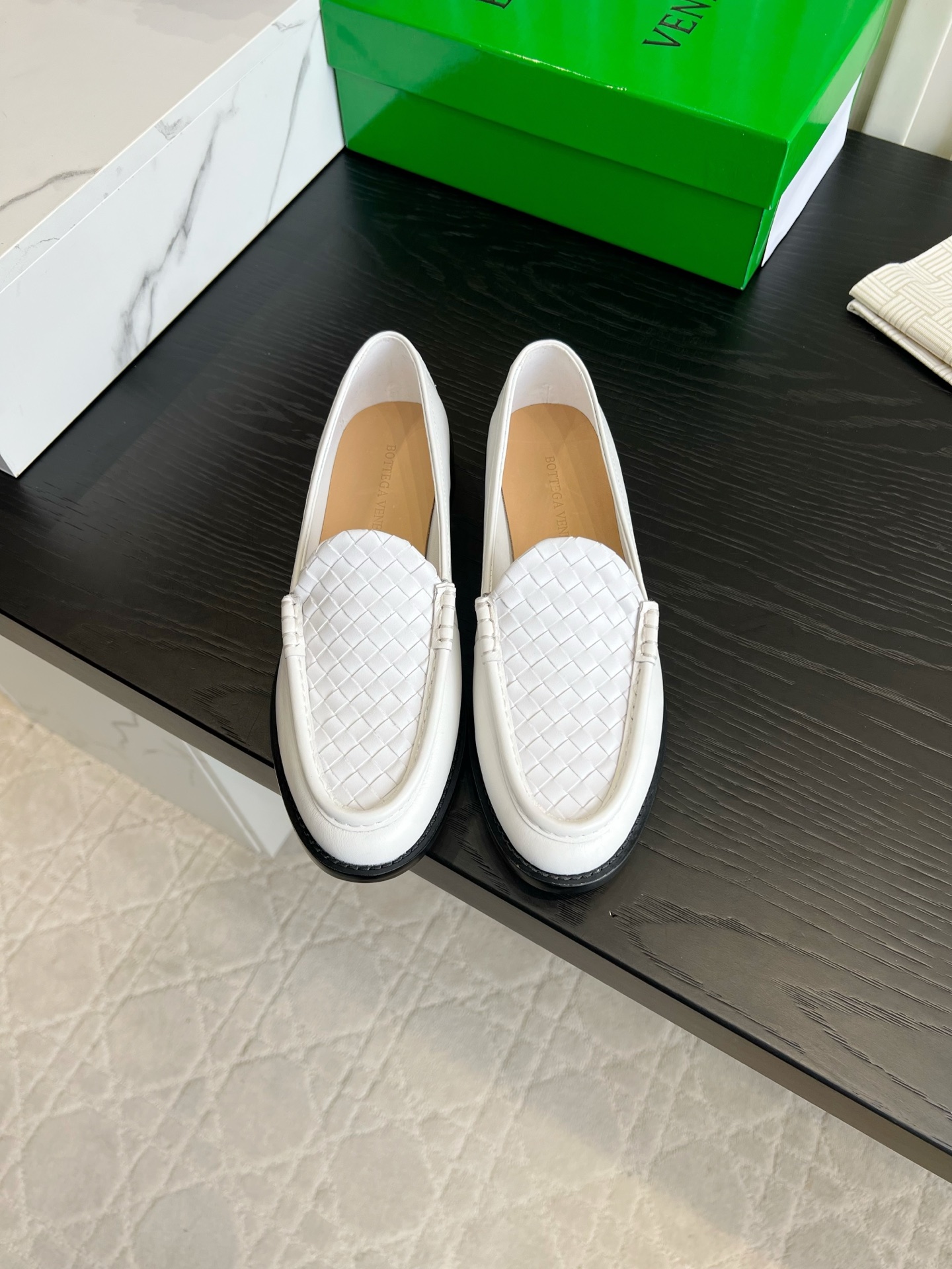 NO:904068,Women's Men's Bottega Venet* BV hand-woven loafers｜Low-key texture ceiling Bottega Venetian's classic hand-woven loafers are really more and more attractive the more you look at them. The toe is delicately hand-woven with rhombus, and the whole top layer of leather is soft and skin-friendly. There is no extra decoration in the minimalist version, the upper foot is casual and dignified, suitable for commuting and leisure. The flat-soled design is not tiring after long walks, and it has a relaxed and high-end feel when paired with suits, skirts, and jeans.  Low-key and unassuming, quality-controlled commuting shoes. Lambskin upper, sheepskin lining, Italian genuine leather outsole, women's size 35-39 (customized 40 41 42), men's size 39-44 (customized 38 45), loafers, bottega veneta, bottega veneta, bottega veneta, loafers, skirts, jeans, business suit, sheepskin, Leather soles19860909女款 男款 Bottega Venet* BV手工编织乐福鞋｜低调质感天花板 葆蝶家经典手工编织乐福真的越看越耐看 鞋头细腻手工菱格编织,整块头层皮软糯亲肤 无多余装饰极简版型,上脚随性又显贵,通勤休闲都适配 平底设计久走不累,搭配西装、半裙、牛仔裤都自带松弛高级感 低调不张扬,质感控通勤人本命单鞋 鞋面小羊皮 内里羊皮 意大利真皮大底 女码35-39（40 41 42定做）男码39-44（38 45定做）,乐福鞋,bottega veneta,bottega veneta,bottega veneta,loafers,skirts,jeans,business suit,sheepskin,Leather soles,Women's Shoes