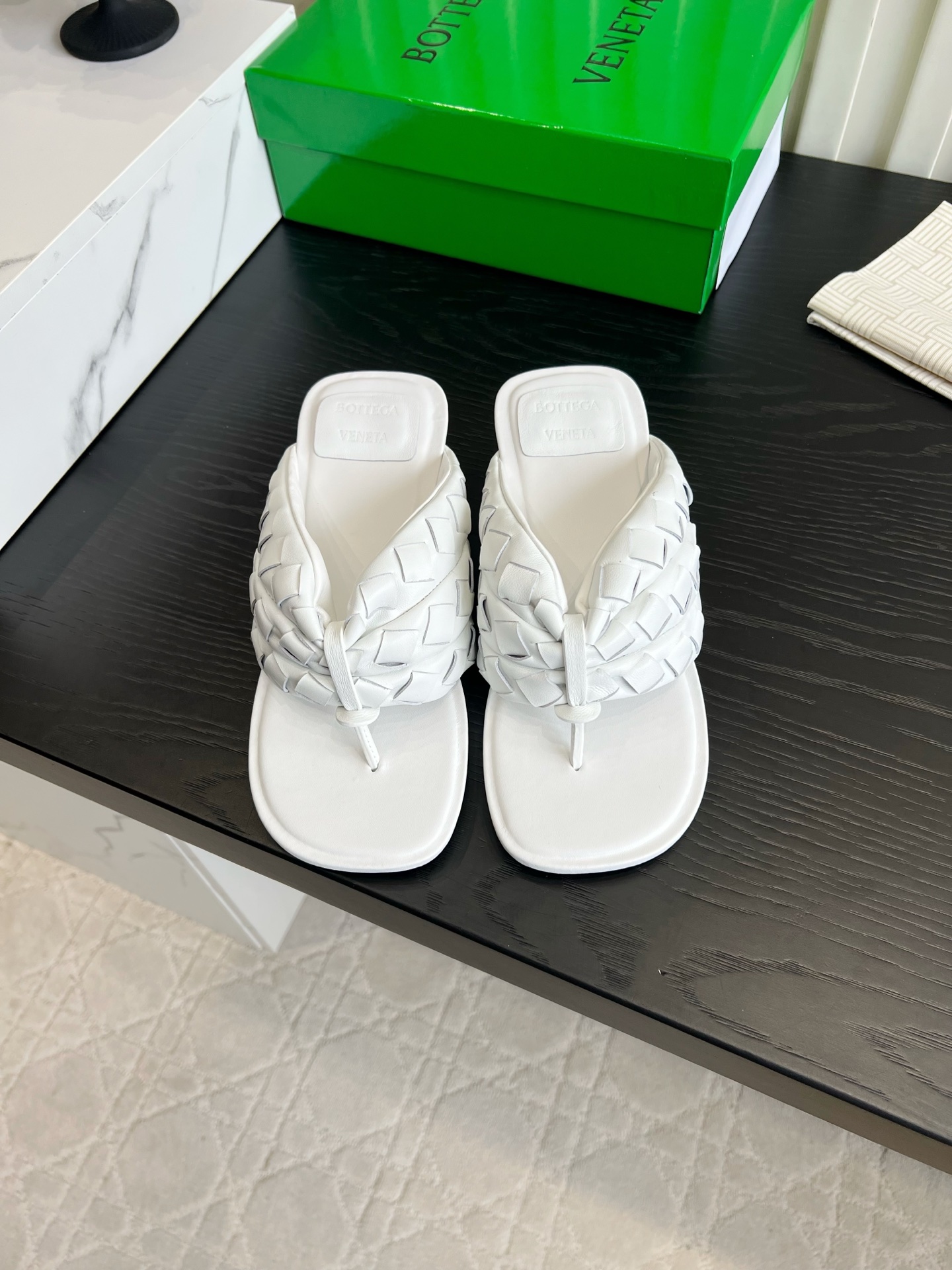 NO:904061,Bottega Venet* BV braided kitten heel flip-flops Refreshing summer sandals B V classic hand-woven flip-flops are too stylish. Delicate leather twist weaving, full of texture, square toe flip-flops to make your feet slimmer. Black/bright green/pure white, highly saturated green has an eye-catching and fashionable feel. Soft soles are soft and comfortable to step on, and your feet will not be tired when shopping and vacation. Minimalist and high-end tonality, it can be worn with shorts, dresses, and wide-leg pants to relax and look elegant.  Every snap is ins style, a must-have item for lazy people when going out in summer. Lambskin woven upper, sheepskin lining, Italian genuine leather injection outsole, heel height 5cm, size 35-39 (customized 40 41 42), split-toe shoes, bottega veneta, bottega veneta, sandals, skirts, shorts, sheepskin19860909Bottega Venet* BV编织小猫跟夹脚拖 夏日清爽本命凉鞋 B V经典手工编织夹脚拖太戳审美 细腻真皮扭结编织,肌理感满满,方头夹脚版型巨显脚瘦 黑/亮绿/纯白三色,高饱和绿自带吸睛时髦感 软底踩上去软糯舒服,逛街度假不累脚 极简高级调性,搭配短裤、连衣裙、阔腿裤都松弛显贵 随手一拍都是ins风,懒人夏日出门刚需单品 鞋面小羊皮编织 内里羊皮 意大利真皮注塑大底 跟高5cm 尺码35-39（40 41 42定做）,分趾鞋,bottega veneta,bottega veneta,sandals,skirts,shorts,sheepskin,Women's Shoes