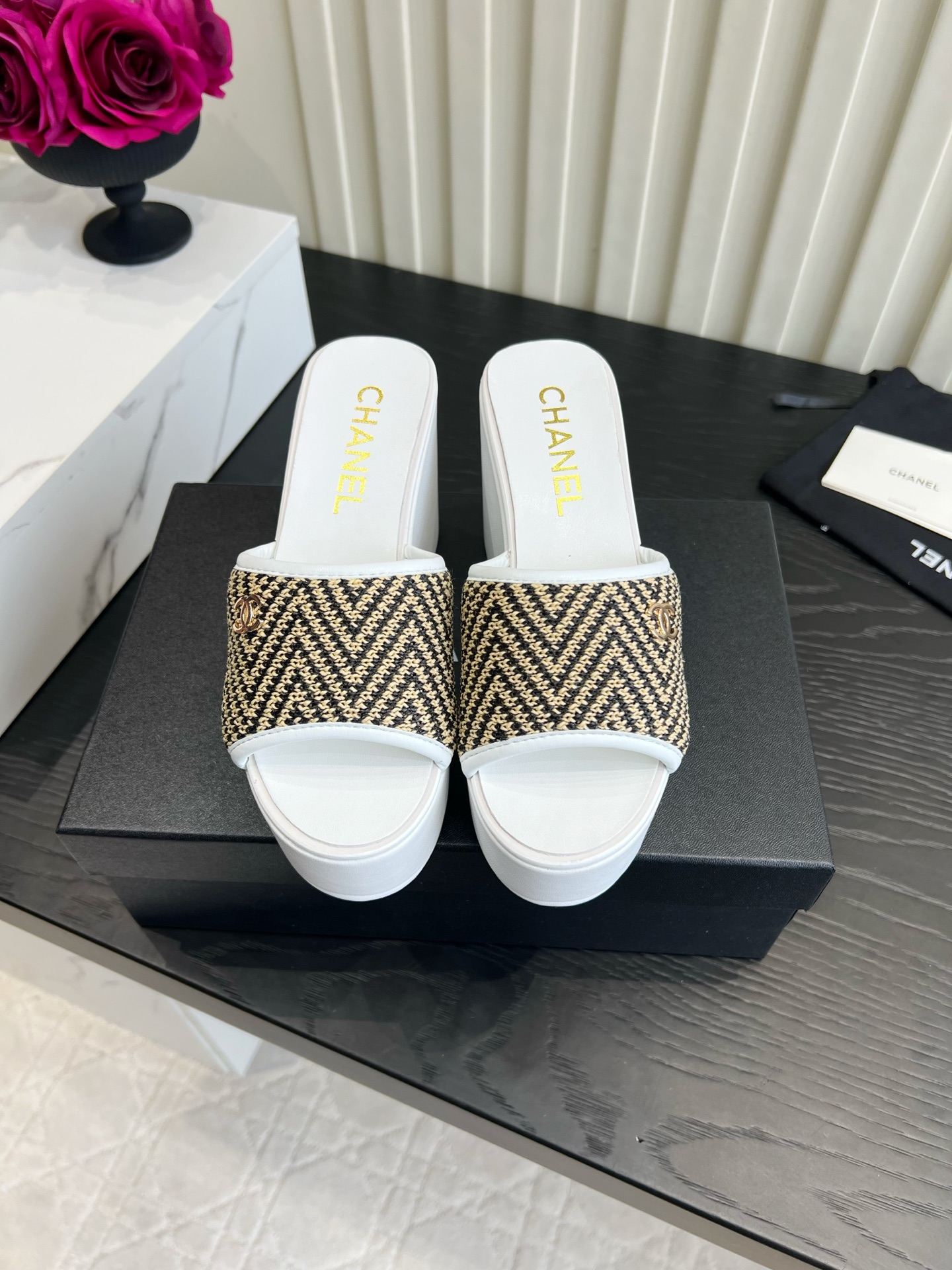 NO:904052,Slippers Sandals CHANE* Straw Wedge Sandals | Summer sweet girl Tiancai Xiaoxiang's woven wedges directly hit the hearts of girls. The herringbone straw upper with colorful binding is retro and refreshing, and the metal double C logo is low-key and refined. The thick-soled wedge heel quietly increases the height, and the waterproof platform design is not tiring to walk at all. There are two styles of flip-flops and back straps. Pair them with short skirts and jeans for vacation, full of gentle retro atmosphere, and a must-have tool to show your height when going out in spring and summer.  Upper woven fabric, lining sheepskin, original molded outsole, size 35-39 (40 41 customized), high heels and slippers, chanel, sandals, high heels, slippers, espadrilles, skirts, jeans, sheepskin19860909拖鞋 凉鞋 CHANE*草编坡跟凉鞋｜夏日甜妹天菜 小香这款编织坡跟鞋直接戳中少女心 人字纹草编鞋面搭配彩色包边,复古又清爽,金属双C标低调精致 厚底坡跟悄悄增高,防水台设计走路完全不累脚 一字拖/后绊带两种款式, 搭配短裙、牛仔裤度假超出片,温柔复古氛围感拉满,春夏出门必备显高神器 鞋面编织面料 内里羊皮 原版开模大底 尺码35-39（40 41定做）,高跟鞋拖鞋,chanel,sandals,high heels,slippers,espadrilles,skirts,jeans,sheepskin,Women's Shoes