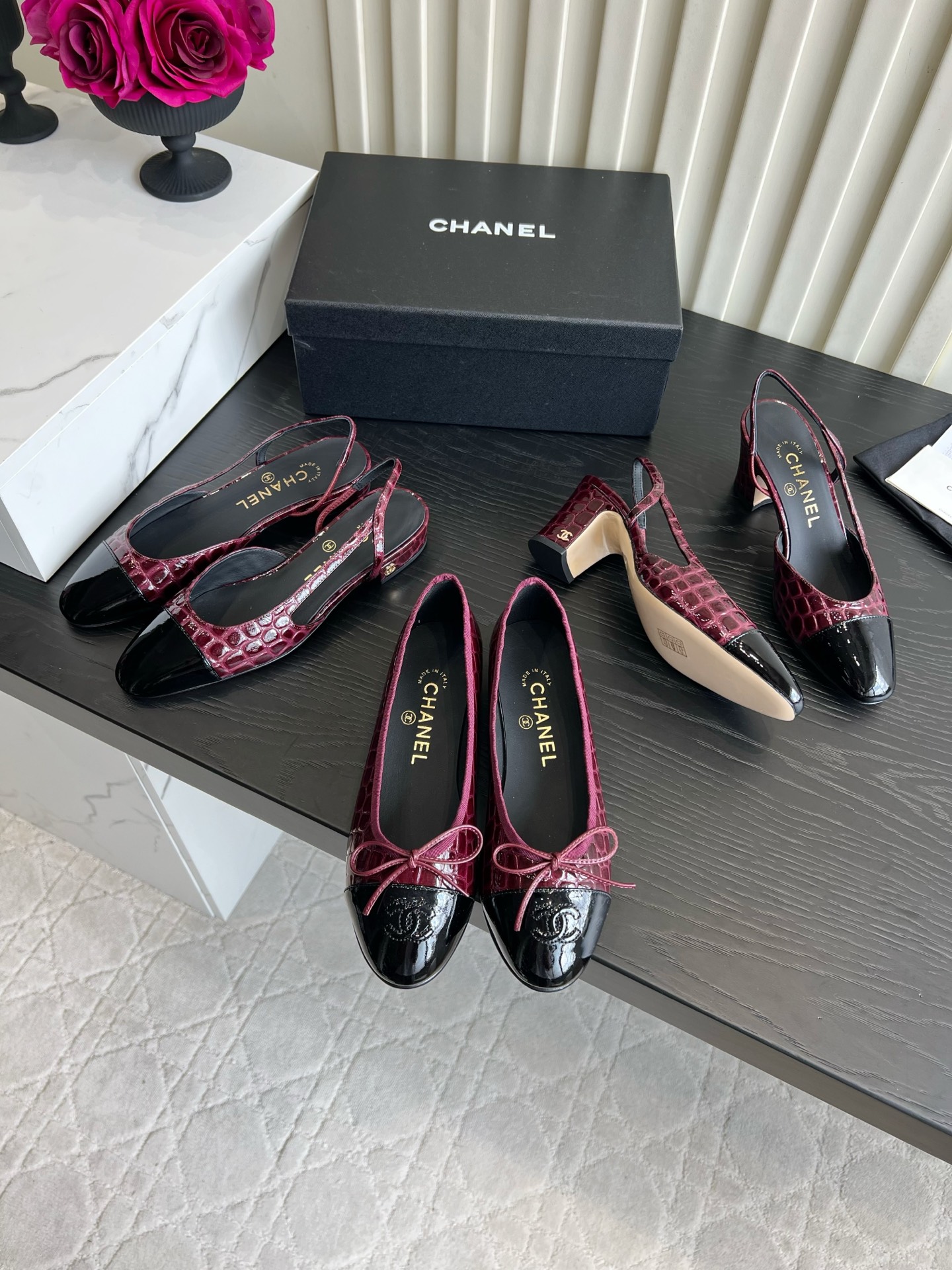 NO:904069,Chane* retro crocodile print back sandals are too expensive. The shiny crocodile embossed patent leather has a retro feel, with a black toe + toe bow, and double C embroidery that is exquisite and eye-catching. You can choose between thick heels and flat soles, and the four colors of dark green, burgundy, navy, and black are extremely white. The thin back strap makes the ankles slender, and the upper feet are soft and elastic without rubbing. They are suitable for skirts and suits. A pair for commuting and dating to create a French retro atmosphere. The upper is made of cowhide leather  Sheepskin lining, Italian genuine leather outsole, flat heel/6.5cm, size 35-39 (34 40 41 42 customized), sandals, chanel, sandals, skirts, business suit, cowhide, sheepskin, Leather soles19860909Chane*复古鳄鱼纹后空凉鞋太显贵 亮面鳄鱼压纹漆皮自带复古千金感,拼黑鞋头+鞋头蝴蝶结,双C刺绣精致耐看. 粗跟、平底两种版型随心选,墨绿酒红藏青黑四色巨显白.细后绊带衬得脚踝纤细,上脚软弹不磨脚,裙装西装都适配,通勤约会一双拿捏法式复古氛围. 鞋面牛皮 内里垫脚羊皮 意大利真皮大底 跟高平底/6.5cm 尺码35-39（34 40 41 42定做）,凉鞋单鞋,chanel,sandals,skirts,business suit,cowhide,sheepskin,Leather soles,Women's Shoes