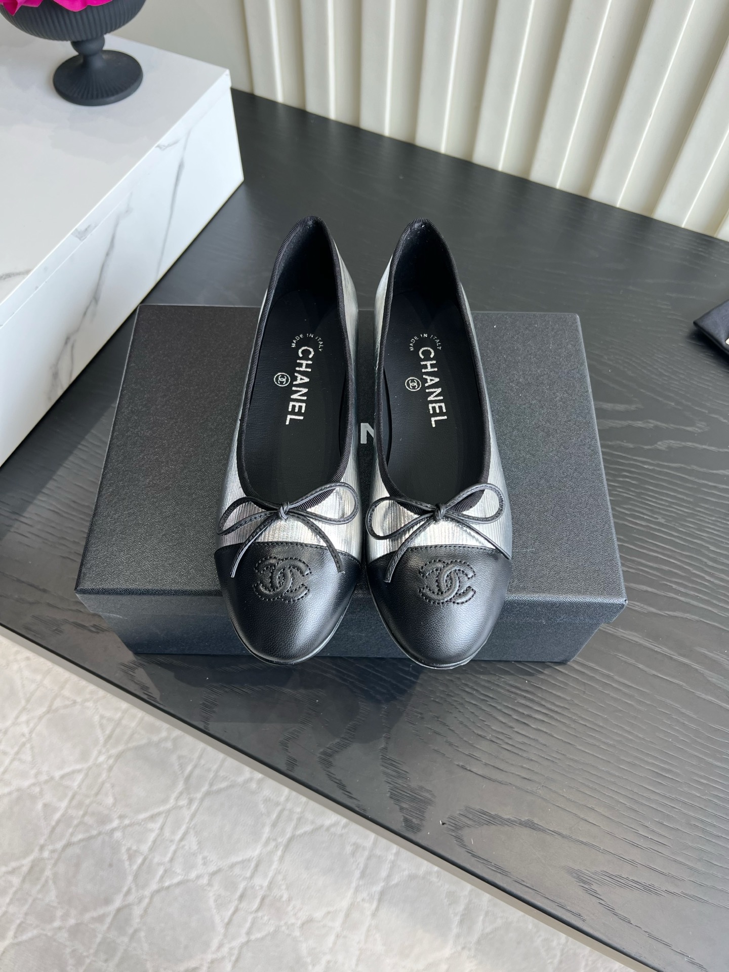 NO:904060,Chane*'s classic color-blocking ballet shoes will never go out of style. The Xiaoxiang ballet flats, which have been immortalized for a long time, have a delicate luster in the pleated texture fabric. The contrasting toe box is matched with a bow and double C embroidery, which is full of retro elegance. Black gold is luxurious, silver gray is cool, and all black is low-key. The three colors are suitable for all outfits. The soft leather round toe does not squeeze the toes, and the flat bottom is not tired after walking for a long time. They are gentle and elegant with dresses and suits. You can wear a pair of jeans for daily commuting. The classic style will never go out of style.  Lambskin upper, sheepskin lining, Italian genuine leather outsole, size 35-39 (34 40 41 42 customized), sandals, chanel, sandals, flats, skirts, jeans, business suit, sheepskin, Leather soles19860909Chane*经典拼色芭蕾鞋永不过时 万年封神的小香芭蕾平底鞋,褶皱肌理面料自带细腻光泽,撞色鞋头搭配蝴蝶结与双C刺绣,复古优雅拉满. 黑金贵气、银灰清冷、全黑低调,三种配色适配所有穿搭.软皮圆头不挤脚趾,平底久走不累,配连衣裙、西装牛仔裤都温柔显贵,通勤日常一双搞定,经典款怎么穿都不会过时. 鞋面小羊皮 内里垫脚羊皮 意大利真皮大底 尺码35-39（34 40 41 42定做）,凉鞋单鞋,chanel,sandals,flats,skirts,jeans,business suit,sheepskin,Leather soles,Women's Shoes