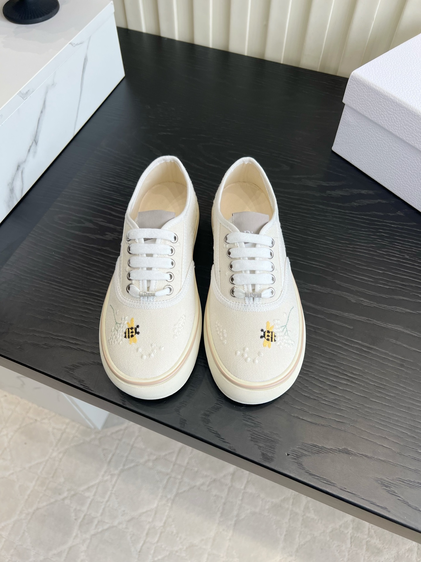 NO:904003,Dio* retro embroidered canvas shoes are gentle to the core, casual shoes with a spring and summer atmosphere to the ceiling!  The milky white bee embroidery is smart and cute, and the all-over jacquard print is low-key and recognizable. The soft canvas is breathable and not stuffy, and the thick soles quietly add height. It is refreshing and age-reducing when paired with shorts, skirts, and jeans. It is a casual set for daily outings, and the gentle Korean style is full of relaxation. Sizes 35-39 (40 41 custom-made), casual shoes/sports shoes, dior, sneakers, skirts, shorts, jeans19860909Dio*复古刺绣帆布鞋温柔到骨子里 春夏氛围感休闲鞋天花板！奶白小蜜蜂刺绣灵动可爱,满印提花低调有辨识度. 软帆布透气不闷脚,厚底悄悄增高.搭配短裤、半身裙、牛仔裤都清爽减龄,日常出街随手一套,温柔韩系松弛感拉满. 尺码35-39（40 41定做）,休闲鞋/运动鞋,dior,sneakers,skirts,shorts,jeans,Women's Shoes