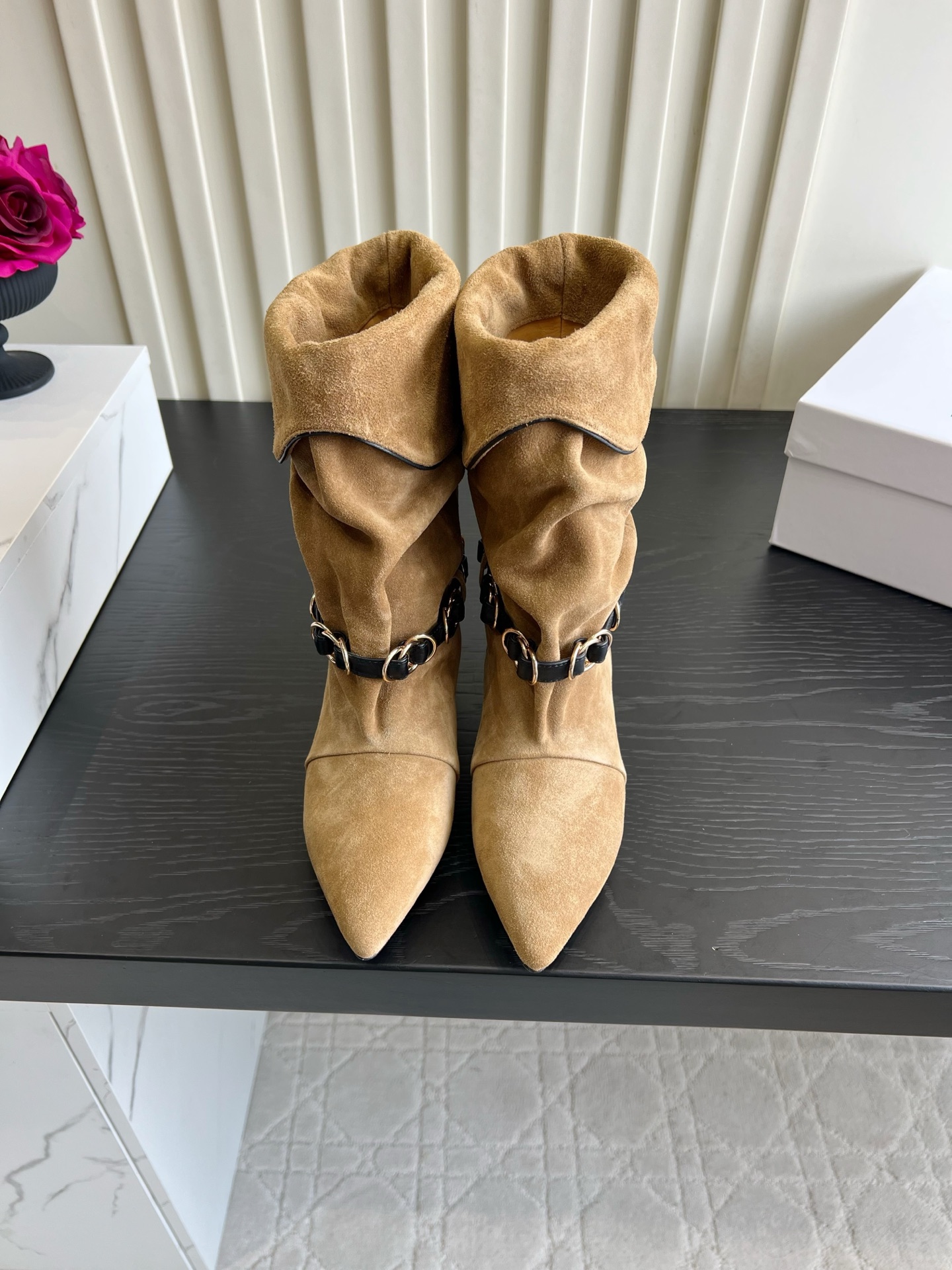 NO:904506,Isabel Marant retro pleated metal chain pointed toe boots, autumn and winter hot girl atmosphere boots are online!  The folded boots have lazy pleats, and the metal buckle straps are full of coolness. The pointed stiletto heels are neat and slim, quietly elongating the leg lines, and the black, dark purple, coffee, and khaki earth tones are fully covered. Paired with leather skirts and slim jeans, they are beautiful and sassy, and can be worn for commuting and dating, and the retro lady temperament is straight away. Cowhide upper, sheepskin lining, Italian leather outsole, size 35-39 (40 41)  42 customized), boots, boots, skirts, jeans, cowhide, sheepskin, Leather soles19860909Isabel Marant 复古褶皱金属链尖头堆堆靴 秋冬辣妹氛围感战靴上线！翻折靴筒自带慵懒褶皱,金属环扣饰带酷感拉满. 尖头细跟利落显瘦,悄悄拉长腿部线条,黑、深紫、咖、卡其大地色系全覆盖. 搭配皮裙、修身牛仔裤又美又飒,通勤约会都能hold住,复古御姐气质直接拉满 鞋面牛皮 内里羊皮 意大利真皮大底 尺码35-39（40 41 42定做）,靴子,boots,skirts,jeans,cowhide,sheepskin,Leather soles,Women's Shoes