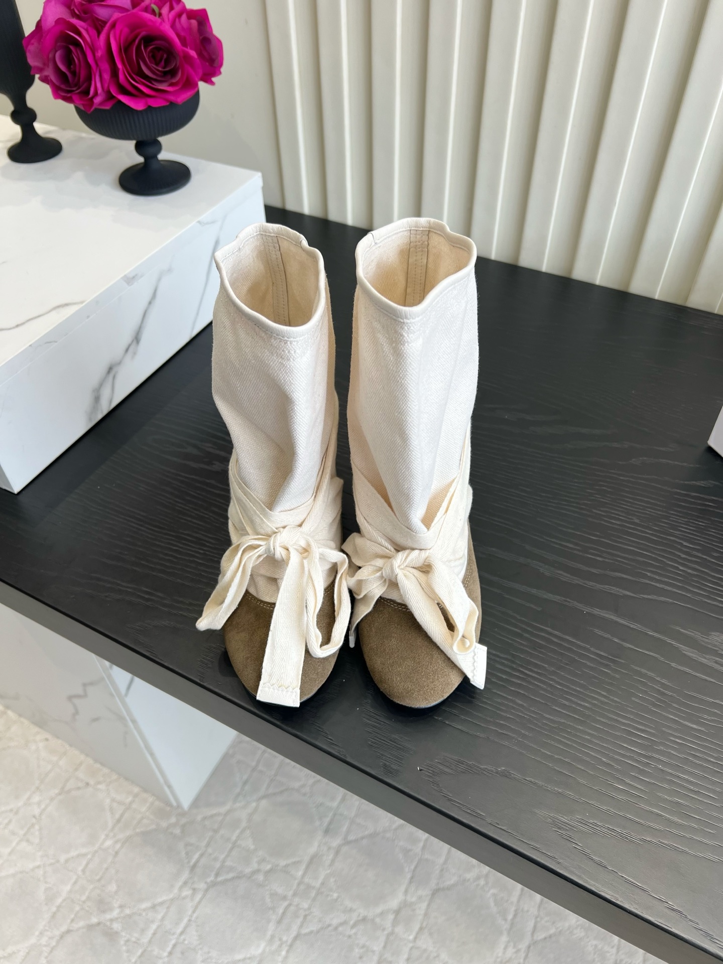 NO:904477,Isabel Marant's spliced ​​strap piled boots are gentle and relaxed, these boots have a great autumn and winter atmosphere!  Canvas spliced bright leather toe, boots with natural pleats, large side strap bows are soft and super gentle. The low flat heel is zero burden when walking, and the round toe version accommodates various foot types, mostly light colors, gentle and versatile. Paired with long skirts and straight jeans, it has a lazy Korean feel, a gentle and artistic girl's standard, and it directly fills the daily street atmosphere. Cowhide stitching canvas upper, sheepskin lining, Italian genuine leather outsole  Size 35-39 (40 41 42 customized), boots, boots, skirts, jeans, cowhide, sheepskin, Leather soles19860909Isabel Marant 拼接绑带堆堆靴温柔松弛感拉满 秋冬氛围感神靴！帆布拼接亮皮鞋头,靴身自带自然堆褶,侧面大绑带蝴蝶结软乎乎超温柔. 低平跟走路零负担,圆头版型包容各种脚型,多浅色系,温柔又百搭. 搭配长裙、直筒牛仔裤都自带慵懒韩系感,温柔文艺小姐姐标配,日常出街氛围感直接拉满 鞋面牛皮拼接帆布 内里羊皮 意大利真皮大底 尺码35-39（40 41 42定做）,靴子,boots,skirts,jeans,cowhide,sheepskin,Leather soles,Women's Shoes