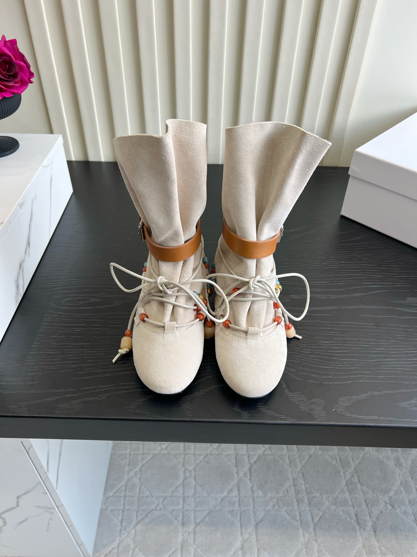NO:904492,Isabel Marant’s retro ethnic-style beaded suede short boots are so atmospheric. Maillard’s retro western-style boots hit me hard!  The soft and waxy suede has a high-grade texture, the laces are embellished with colorful ethnic-style beads, and the boot belt buckle design is rich in layers. The natural pleated boot shape + round flat bottom is comfortable and does not press on the feet, suitable for autumn and winter wear. Paired with jeans and long skirts, it has a lazy holiday feel, and the retro literary atmosphere is directly filled with niche styles. Cowhide upper, sheepskin lining, Italian leather outsole, size 35-39 (40 41)  42 customized), boots, boots, skirts, cowhide, sheepskin, chamois leather, Leather soles19860909Isabel Marant 复古民族风串珠麂皮短靴太有氛围感 美拉德复古西部风靴子狠狠戳中我！软糯反绒麂皮质感高级,系带点缀彩色民族风串珠,靴筒皮带扣设计层次丰富. 自然堆褶靴型+圆平底,上脚舒适不压脚,适配秋冬穿搭. 搭牛仔、半身长裙自带慵懒度假感,复古文艺氛围感直接拉满,小众不撞款 鞋面牛皮 内里羊皮 意大利真皮大底 尺码35-39（40 41 42定做）,靴子,boots,skirts,cowhide,sheepskin,chamois leather,Leather soles,Women's Shoes