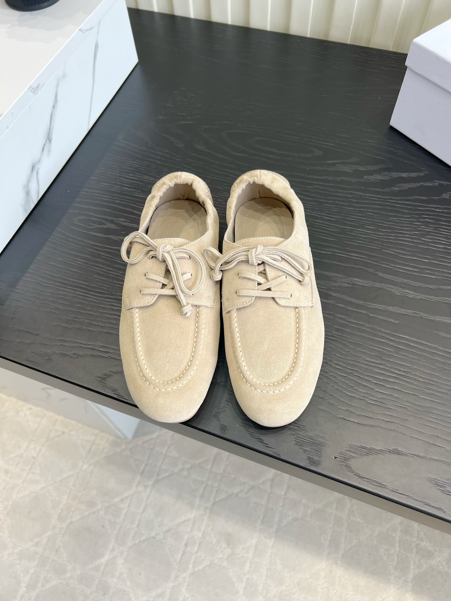NO:903996,Celin* soft fufu suede loafers are so gentle. The retro suede leather texture directly touches my heart. They have simple laces and rounded toes. The heel is soft-edged and does not rub the ankles at all. The macaron color is versatile for commuting. The flat soft sole is not tiring for a day of running. It has a sense of atmosphere when paired with jeans and skirts. It has a lazy and relaxed feeling. You can put it on casually when you go out every day, so you can wear it carefully~ The upper is cow suede and the lining is sheepskin.  Original molded outsole, size 35-39 (40 customized), loafers, celine, loafers, skirts, jeans, sheepskin, chamois leather19860909Celin* 软fufu麂皮德训乐福鞋太温柔啦 复古翻毛皮质感直接戳中我心,简约系带+圆润鞋头,后跟做了软包边,完全不磨脚踝. 马卡龙色系,百搭通勤.平底软底暴走一天都不累,搭牛仔裤、半身裙都很有氛围感,慵懒松弛感拉满,日常出门随便套上就很有穿搭小心机～ 鞋面牛反绒 内里羊皮 原版开模大底 尺码35-39（40定做）,乐福鞋,celine,loafers,skirts,jeans,sheepskin,chamois leather,Women's Shoes
