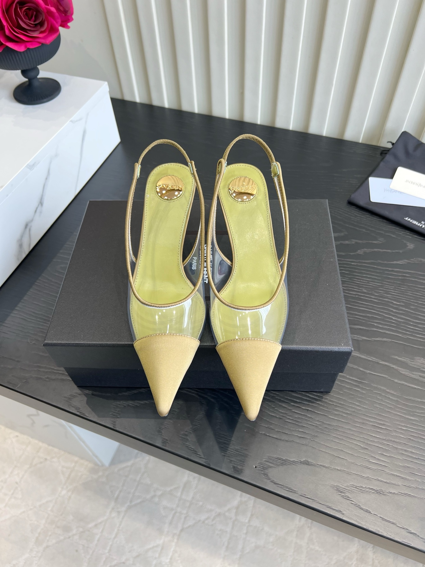 NO:904863,YSL Yang Shulin Transparent Pointed Toe Back High Heel Hot Girl Shoes The transparent splicing pointed toe sandals that you will be captivated by at first glance!  Transparent PVC with contrasting toe, thin back strap outlines slender ankles, exquisite slender heels elongate the proportion of the legs, visually showing the length of the legs. The color selection is very rich, the upper foot is refreshing and not stuffy, it is super aura when paired with short skirts and jeans, a must-have item for sweet and cool girls to wear. Upper cowhide/silk, spliced PVC film, foot pad sheepskin, Italian genuine leather outsole, heel height 6.5cm, size 35-39 (40)  41 42 customized), high heels sandals, saint laurent, sandals, high heels, skirts, jeans, cowhide, sheepskin, real silk, Leather soles19860909YSL 杨树林 透明尖头后空高跟辣妹本命鞋 一眼沦陷的透明拼接尖头凉鞋！通透PVC搭配撞色鞋头,细后绊带勾勒纤细脚踝,精致细跟拉长腿部比例,视觉上巨显腿长. 色系选择超丰富,上脚清爽不闷脚,搭配短裙牛仔裤都超有气场,甜酷辣妹穿搭刚需单品 鞋面牛皮/真丝 拼接PVC胶片 垫脚羊皮 意大利真皮大底 跟高6.5cm 尺码35-39（40 41 42定做）,高跟鞋凉鞋,saint laurent,sandals,high heels,skirts,jeans,cowhide,sheepskin,real silk,Leather soles,Women's Shoes