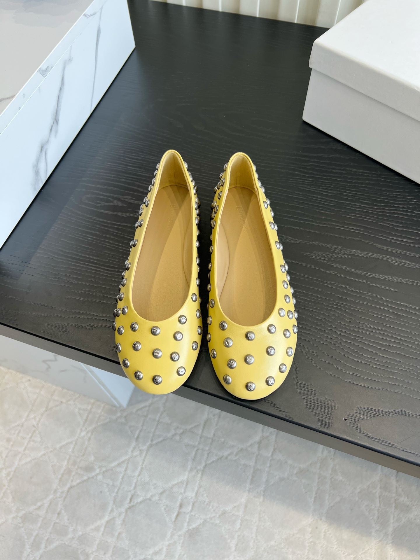 NO:904004,Who knows gimaguas sweet and cool studded ballet flats!  I am really attracted by this pair of rivet shoes. The round toe shape is soft and does not squeeze the feet. The silver rivets all over give it a niche cool feeling. It has just the right balance between gentleness and rebellion~ It’s really hard to choose among the four colors to choose from!  The bright red is eye-catching, the bright yellow is energetic and age-reducing, the black leather is classic and versatile, the gray suede is low-key and high-end, and the soft leather upper has zero friction on the feet. It is suitable for commuting with suits and daily wear with dresses. The flat bottom will not make you tired when walking for a long time, and it will not hit the niche!  Lambskin upper, sheepskin lining, Italian leather outsole, size 35-39 (40 41 customized), single shoes, flats, skirts, business suit, sheepskin, chamois leather, Leather soles19860909gimaguas甜酷铆钉芭蕾平底鞋谁懂！ 被这双铆钉单鞋狠狠拿捏住,圆头版型软乎乎不挤脚,满饰银色铆钉自带小众酷感,温柔和叛逆平衡得刚刚好～ 四色任选真的难抉择！正红热烈吸睛、亮黄元气减龄,黑皮经典百搭,灰麂皮低调高级,软皮上脚零磨脚,通勤配西装、日常搭连衣裙都适配,平底走路久逛不累,小众不撞款！ 鞋面小羊皮 内里羊皮 意大利真皮大底 尺码35-39（40 41定做）,单鞋,flats,skirts,business suit,sheepskin,chamois leather,Leather soles,Women's Shoes