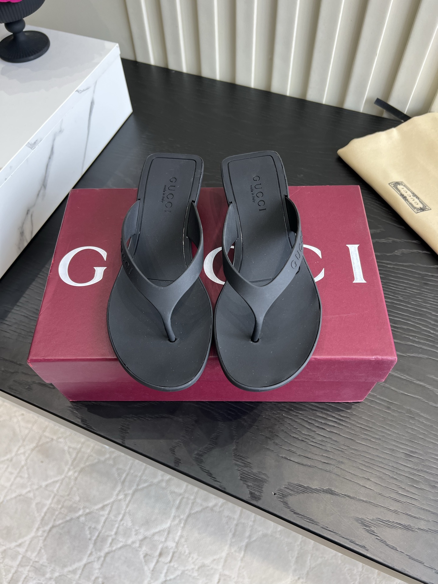 NO:904096,GUCC* candy-colored flip-flops are just what you need in summer. This set of macaron-colored flip-flops will grab you!  The TPU material throughout the body is soft and waterproof, and it feels soft when you step on it without rubbing your feet. The embossed logo on the shoe body is low-key and recognizable, the square toe shape modifies the foot shape, and the color is refreshing and white. Suitable for walking, beach vacation, and home wear. The simple and lazy sense of relaxation is full, and it looks great with shorts and dresses. It is a versatile summer loafer. Size 35-39 (40 41)  42 (customized), split-toe shoes, gucci, skirts, shorts19860909GUCC*糖果色人字拖夏日刚需 被这组马卡龙色夹脚拖狠狠拿捏住！ 通体TPU材质软糯防水,踩上去软乎乎不磨脚 鞋身压印logo低调有辨识度,方头版型修饰脚型,配色清爽显白 出门遛弯、海边度假、居家穿搭都适配 简约慵懒的松弛感拉满,随便搭短裤连衣裙都很出片,夏日百搭懒人鞋实锤 尺码35-39（40 41 42定做）,分趾鞋,gucci,skirts,shorts,Women's Shoes
