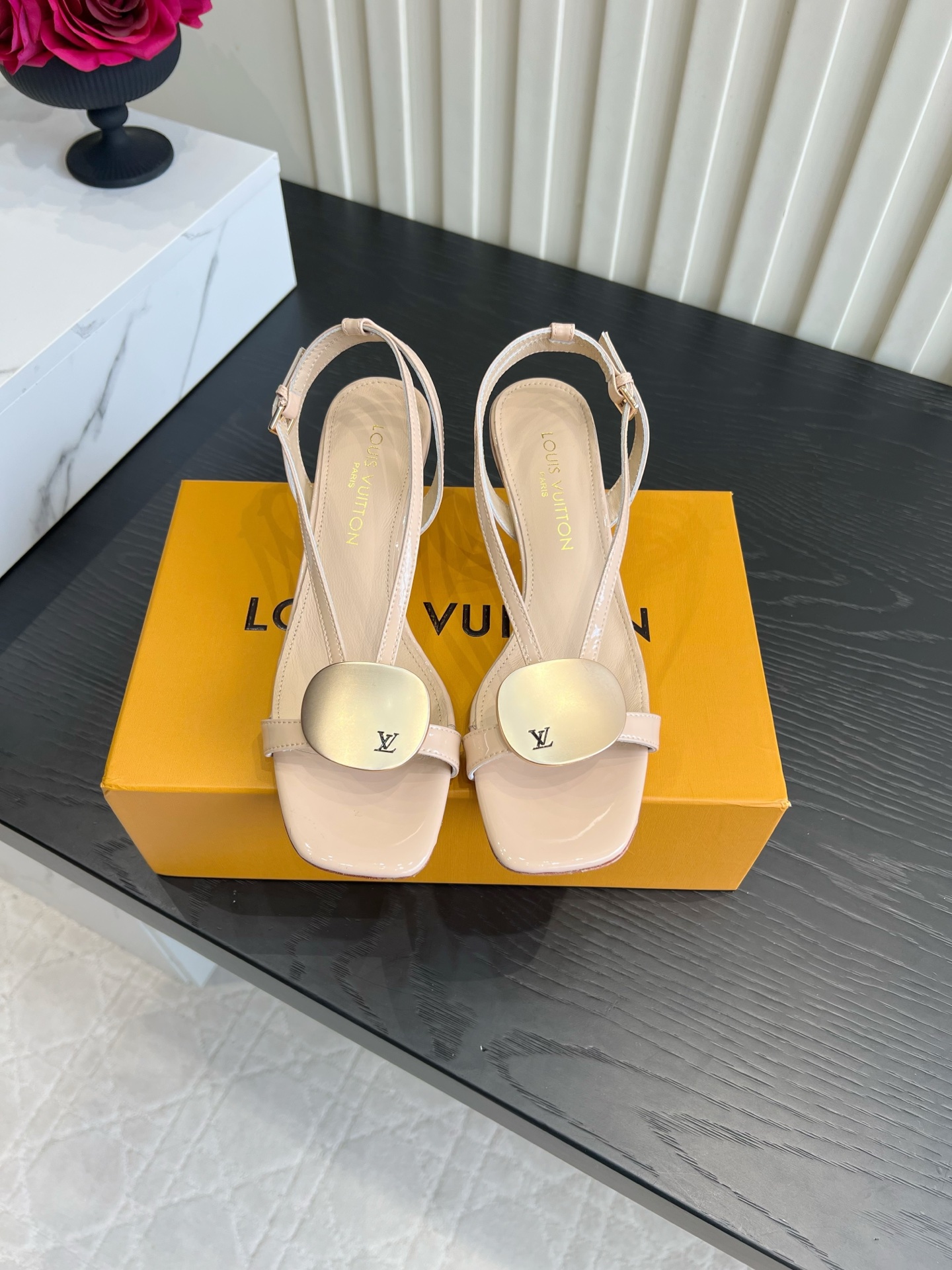 NO:903993,Louis Vuitt* round buckle thin strap sandals are so beautiful that they are high heels with a spring and summer atmosphere!  Glossy patent leather with metal round LV logo, simple and elegant. The square toe + thin cat heel design can modify the foot shape and quietly elongate the legs. The back strap can be adjusted without grinding the ankles. The macaron color is gentle and eye-catching, suitable for dating and commuting. The thin straps are refreshing and not stuffy. When paired with a small skirt, it is gentle and full, and the upper foot is well-proportioned and refined. The upper is cowhide, the lining is sheepskin, and the Italian genuine leather outsole is 6cm high.  Size 35-39 (customized 40 41), split-toe shoes, louis vuitton, louis vuitton, sandals, high heels, skirts, cowhide, sheepskin, Leather soles19860909Louis Vuitt* 圆扣细带凉鞋美到沦陷 春夏氛围感高跟鞋天花板！亮面漆皮搭配金属圆牌LV标识,简约又显贵. 方头+细猫跟设计,修饰脚型还悄悄拉长腿,后绊带可调节不磨脚踝. 马卡龙配色,温柔又吸睛,约会通勤都适配. 细带清爽不闷脚,搭配小裙子温柔拉满,上脚妥妥精致大小姐气质 鞋面牛皮 内里垫脚羊皮 意大利真皮大底 跟高6cm 尺码35-39（40 41定做）,分趾鞋,louis vuitton,louis vuitton,sandals,high heels,skirts,cowhide,sheepskin,Leather soles,Women's Shoes