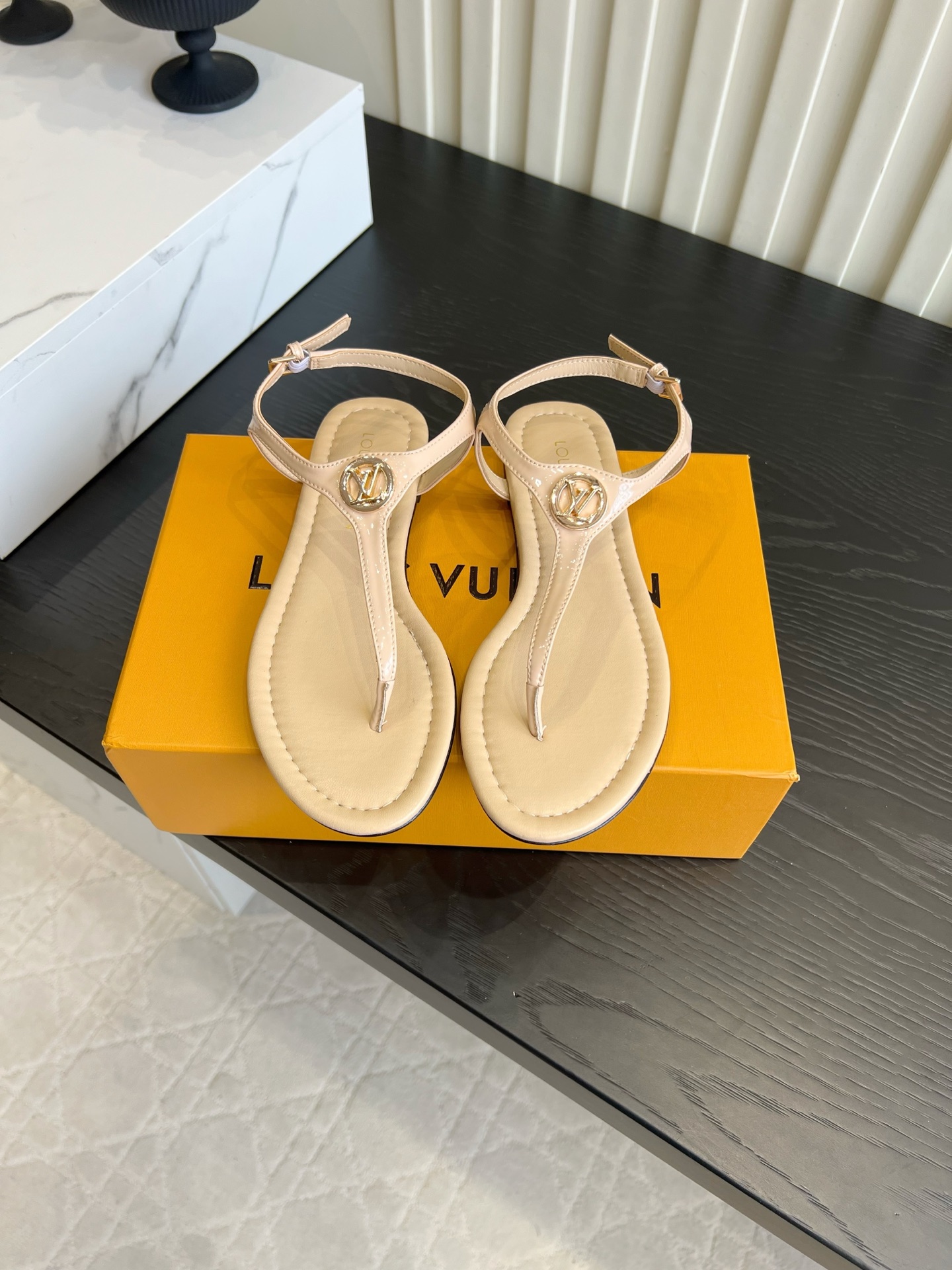 NO:904018,Louis Vuitt* thong flat sandals are gentle in summer. The refreshing T-shaped thong design is perfect for spring and summer. The glossy leather has a delicate texture and the round metal LV logo on the shoe body is low-key and noble. The three macaron light colors of nude, pink and light blue are gentle and white. The thin ankle strap is adjustable and fits the shape of the foot without rubbing.  The soft flat sole is stress-free for long walks, breathable and refreshing without stuffiness on the feet. It has a holiday feel when paired with floral skirts and denim shorts. It can give you a gentle and girly feeling when you go out in daily life. Cowhide upper, sheepskin lining, Italian genuine leather outsole, size 35-39 (customized 40 41 42), split-toe shoes, louis vuitton, louis vuitton, sandals, skirts, shorts, cowhide, sheepskin, Leather  soles19860909Louis Vuitt*夹趾平底凉鞋夏日温柔天花板 清爽T字夹趾设计太适合春夏,亮面皮革质感细腻,鞋身圆形金属LV徽标低调显贵. 裸、粉、浅蓝三款马卡龙浅色系,温柔又显白,细踝带可调节,贴合脚型不磨脚. 软平底久走无压力,透气清爽不闷脚,搭配碎花裙、牛仔短裤都超有度假感,日常出街温柔少女感直接拉满 鞋面牛皮 内里羊皮 意大利真皮大底 尺码35-39（40 41 42定做）,分趾鞋,louis vuitton,louis vuitton,sandals,skirts,shorts,cowhide,sheepskin,Leather soles,Women's Shoes