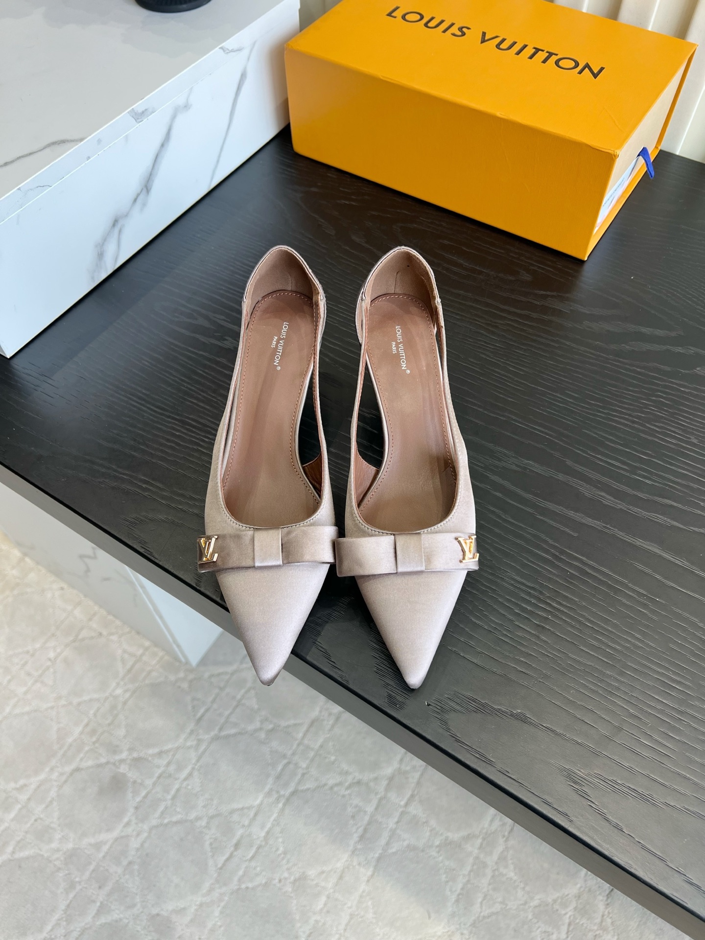NO:904027,Louis Vuitt* satin bow hollow high heels are the gods. Who can resist the gentle and noble satin pointed high heels!  The delicate satin has a soft light texture, and the toe bow is embellished with a metal LV logo, which makes it full of sophistication. The hollow design is breathable and slimming, and the slender cat heel is elegant and not tiring on the feet. It is suitable for commuting with a suit or a long skirt for a date, and the foot will instantly become an elegant lady. This is the spring and summer atmosphere boots. Silk upper, sheepskin lining, Italian genuine leather outsole, heel height 6.5cm, size 35-39 (40 41)  42 custom-made), single shoes, louis vuitton, louis vuitton, boots, high heels, skirts, business suit, sheepskin, real silk, silk fabric, Leather soles19860909Louis Vuitt* 缎面蝴蝶结中空高跟鞋封神 谁能拒绝温柔显贵的缎面尖头高跟！细腻绸缎自带柔光质感,鞋头蝴蝶结缀金属LV标,精致感拉满. 镂空设计透气显瘦,纤细猫跟优雅不累脚. 通勤配西装、约会搭长裙都适配,上脚秒变优雅大小姐,春夏氛围感战靴非它莫属 鞋面真丝 内里垫脚羊皮 意大利真皮大底 跟高6.5cm 尺码35-39（40 41 42定做）,单鞋,louis vuitton,louis vuitton,boots,high heels,skirts,business suit,sheepskin,real silk,silk fabric,Leather soles,Women's Shoes