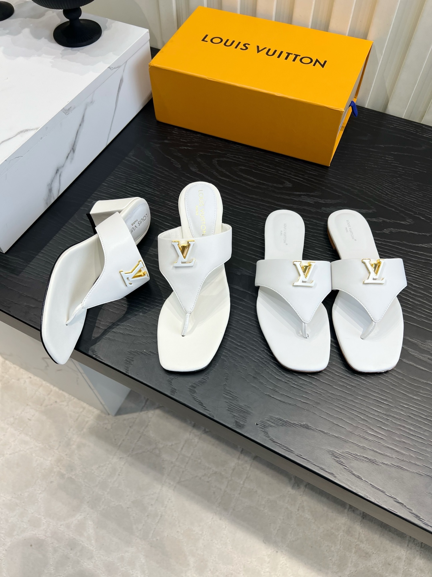 NO:904010,Flat-soled, high-heeled Louis Vuitt* square-heeled flip-flops are a must-have for summer. The most flattering flip-flops of the year are here!  Simple T-shaped flip-toe silhouette, the three-dimensional metal LV logo on the shoe body is very recognizable, and the square toe cut makes the foot lines slim. There are two types of flat soles and low square heels, black/pink/orange/white multi-color options, and the shiny leather texture is exquisite and high-end. The low-heeled model quietly lengthens the proportion of the legs, and the soft soles are not tiring to walk at all. Paired with shorts and dresses, it has a relaxed rich family feel, and you can close your eyes when shopping and vacation. Cowhide upper, sheepskin lining, Italian genuine leather outsole  High heel flat/6.5cm, size 35-39 (customized 40 41 42), split toe shoes, louis vuitton, louis vuitton, skirts, shorts, cowhide, sheepskin, Leather soles19860909平底 高跟 Louis Vuitt* 夹趾方跟凉拖夏日刚需款 年度巨显白的人字拖来啦！简约T字夹趾版型,鞋身立体金属LV标超有辨识度,方头剪裁衬得脚线条纤细. 分平底&低方跟两款,黑/粉/橙/白多色系任选,亮皮质感细腻高级. 低跟款悄悄拉长腿部比例,软鞋底走路完全不累,配短裤、连衣裙都自带松弛富家千金感,逛街度假闭眼冲 鞋面牛皮 内里羊皮 意大利真皮大底 跟高平底/6.5cm 尺码35-39（40 41 42定做）,分趾鞋,louis vuitton,louis vuitton,skirts,shorts,cowhide,sheepskin,Leather soles,Women's Shoes