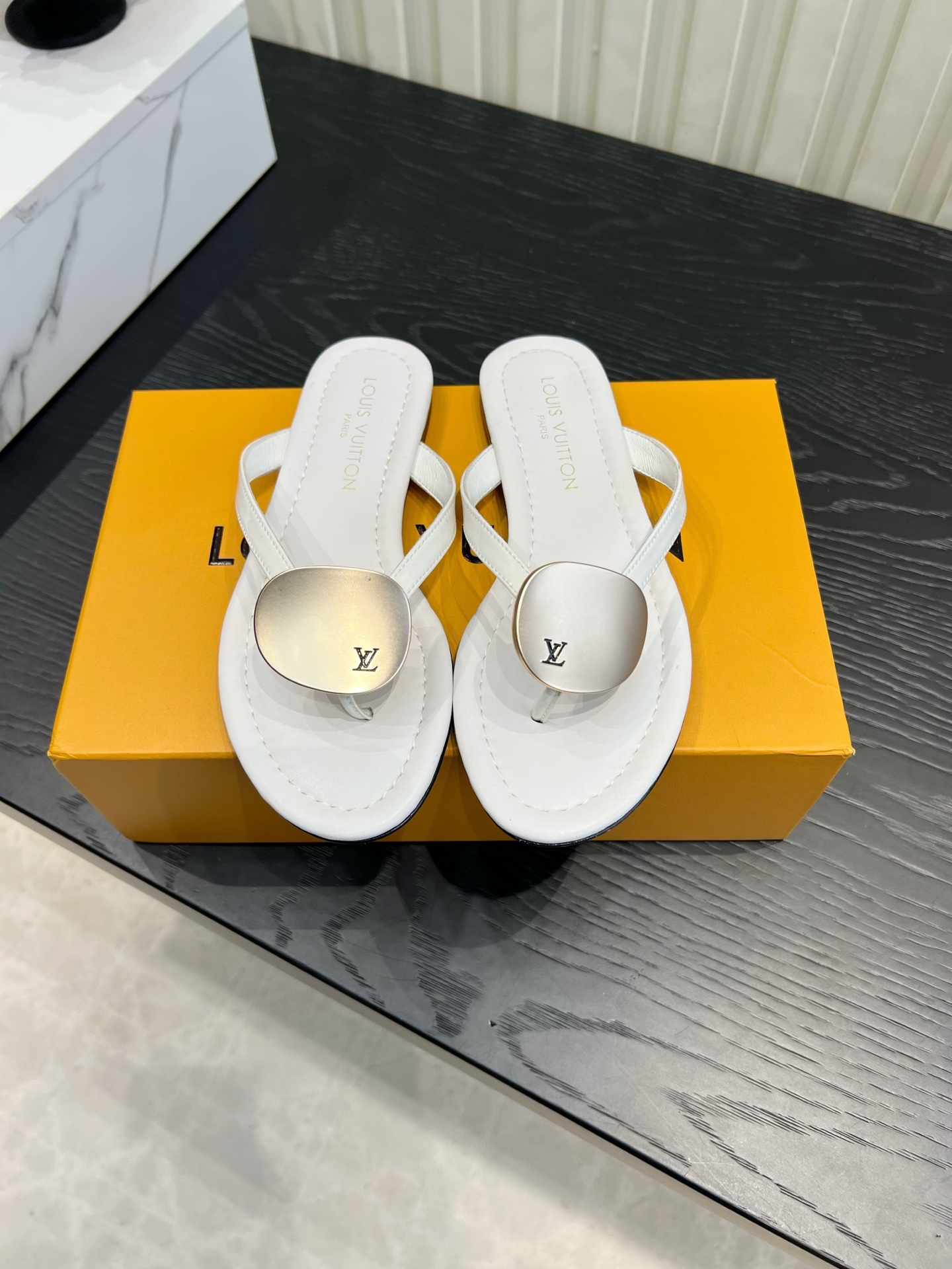 NO:904001,Louis Vuitt* metal round buckle flip-flops are a lazy summer choice. The gentle macaron color directly hits the girl's heart. The simple thong style is matched with the iconic metal round buckle LV plaque. It is low-key and elegant. The delicate shiny leather is soft and elastic and does not rub the feet. The flat design is stress-free for shopping. It is refreshing and breathable and perfect for summer. Paired with shorts and floral skirts, it has a relaxed atmosphere. It can be worn for daily outings and vacations. Upper cowhide leather lining sheepskin  Italian leather outsole, size 35-39 (customized 40 41 42), split-toe shoes, louis vuitton, louis vuitton, skirts, shorts, cowhide, sheepskin, Leather soles19860909Louis Vuitt* 金属圆扣人字拖夏日懒人天菜 温柔马卡龙色系直接戳中少女心,简约夹趾版型搭配标志性金属圆扣LV饰牌,低调又显贵. 细腻亮面皮质软弹不磨脚,平底设计暴走逛街无压力,清爽透气超适配夏天. 搭配短裤、碎花裙都自带松弛氛围感,日常出门、度假穿搭闭眼入 鞋面牛皮 内里羊皮 意大利真皮大底 尺码35-39（40 41 42定做）,分趾鞋,louis vuitton,louis vuitton,skirts,shorts,cowhide,sheepskin,Leather soles,Women's Shoes