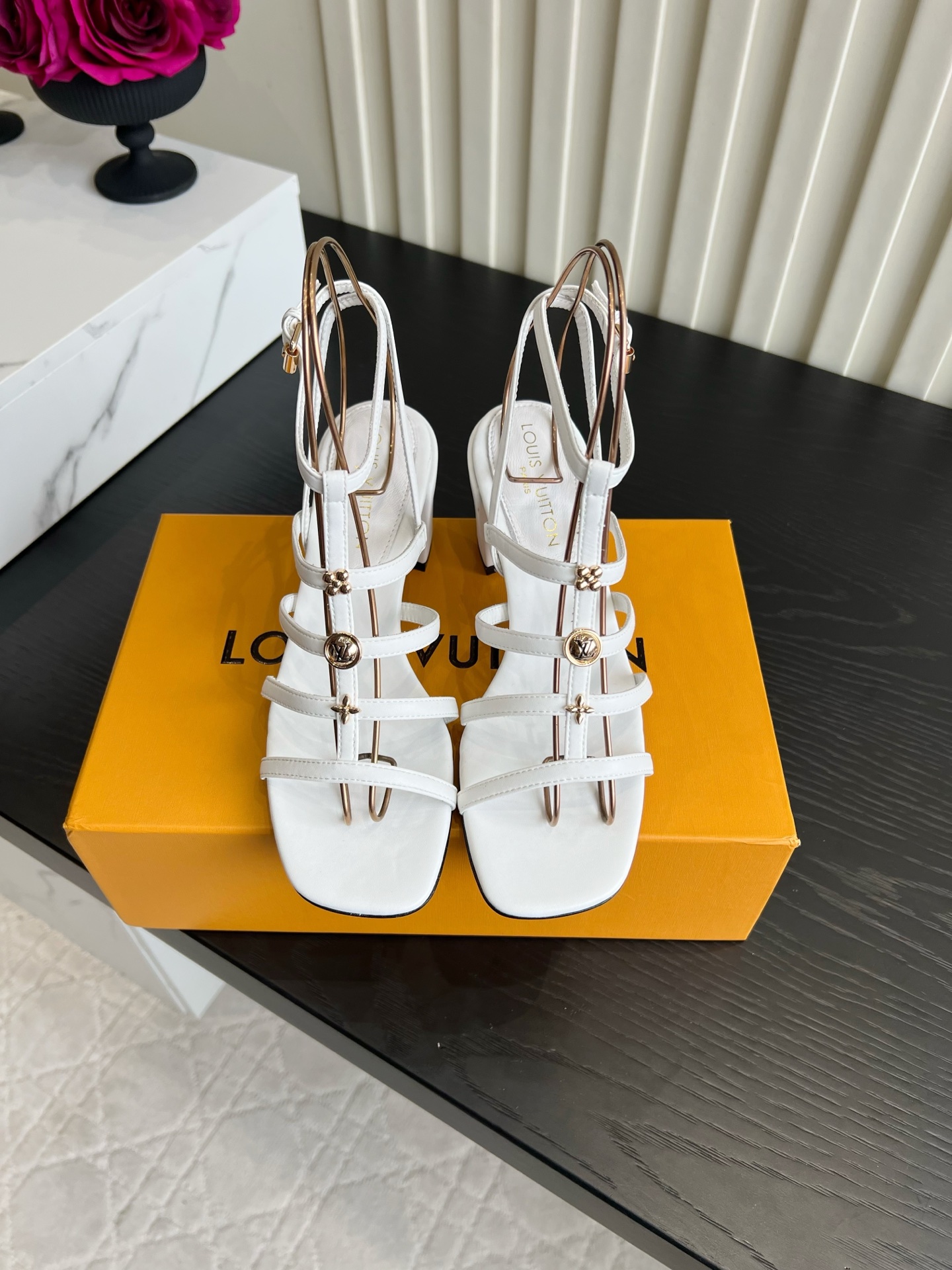NO:903987,Louis Vuitt* Roman thick-heeled sandals have a retro atmosphere. The retro-style Roman strappy sandals are so exciting to me!  Multi-layered thin straps with exquisite metal presbyopic buckles are immediately recognizable, and the square-toe version makes the feet slender and slender. The moderate thick heels are stable and not tiring when walking, and the back strap buckle can be adjusted to fit the ankle. The three colors of black/red brown/pure white have their own charm. The refreshing hollow design is not stuffy at all in summer, and it looks great with long skirts and jeans. The standard for gentle retro ladies in summer. Cowhide upper, sheepskin lining, Italian genuine leather outsole  Heel height 6.5cm, size 35-39 (40 41 customized), high heels sandals, louis vuitton, sandals, high heels, skirts, jeans, cowhide, sheepskin, Leather soles19860909Louis Vuitt* 罗马粗跟凉鞋复古氛围感拉满 复古风罗马绑带凉鞋太戳我！多层细带搭配精致金属老花饰扣,辨识度直接拉满,方头版型衬得脚纤细修长. 适中粗跟走路稳不累脚,后绊带卡扣调节贴合脚踝,黑/红棕/纯白三色各有韵味. 清爽镂空设计夏天完全不闷脚,搭配长裙、牛仔裤都很出片,温柔复古大小姐夏日标配 鞋面牛皮 内里羊皮 意大利真皮大底 跟高6.5cm 尺码35-39（40 41定做）,高跟鞋凉鞋,louis vuitton,sandals,high heels,skirts,jeans,cowhide,sheepskin,Leather soles,Women's Shoes