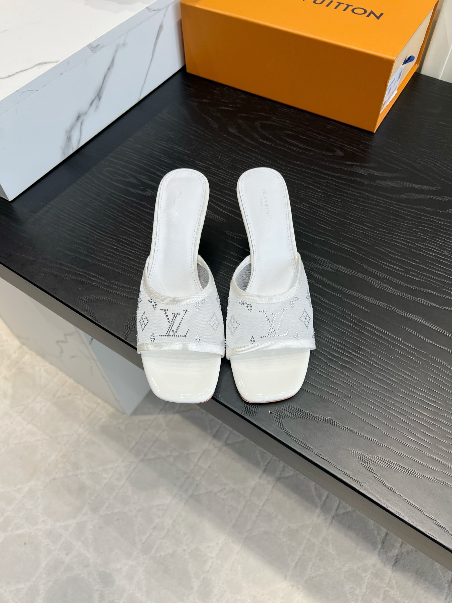 NO:904034,Louis Vuitt* rhinestone mesh cherry heel slippers know the summer atmosphere so well. Summer lazy sandals are the perfect choice for LV!  The mesh upper is fully printed with diamond presbyopia, which sparkles very noble in the sun. The square toe design makes the feet slender and slender. The thin kitten heel is slightly raised, not tiring the feet and quietly elongating the legs. The breathable mesh is not stuffy on the feet. You can wear it with short skirts or wide-leg pants when you go out. It can directly fill up the relaxed feeling of a lazy wealthy daughter. It is suitable for daily shopping and vacation. Padded sheepskin Italian leather outsole Heel height 6.5cm  Size 35-39 (customized 40 41), high heels and slippers, louis vuitton, louis vuitton, high heels, slippers, skirts, sheepskin, Leather soles19860909Louis Vuitt* 水钻网纱樱桃跟拖鞋太懂夏日氛围感 夏日懒人本命凉拖被LV拿捏住！网纱鞋面满印闪钻老花,阳光下细闪超显贵,方头设计衬得脚纤细修长. 细小猫跟微微垫高,不累脚还悄悄拉长腿型. 透气网纱不闷脚,出门随便搭短裙、阔腿裤,慵懒富家千金松弛感直接拉满,日常逛街度假都适配 垫脚羊皮 意大利真皮大底 跟高6.5cm 尺码35-39（40 41定做）,高跟鞋拖鞋,louis vuitton,louis vuitton,high heels,slippers,skirts,sheepskin,Leather soles,Women's Shoes