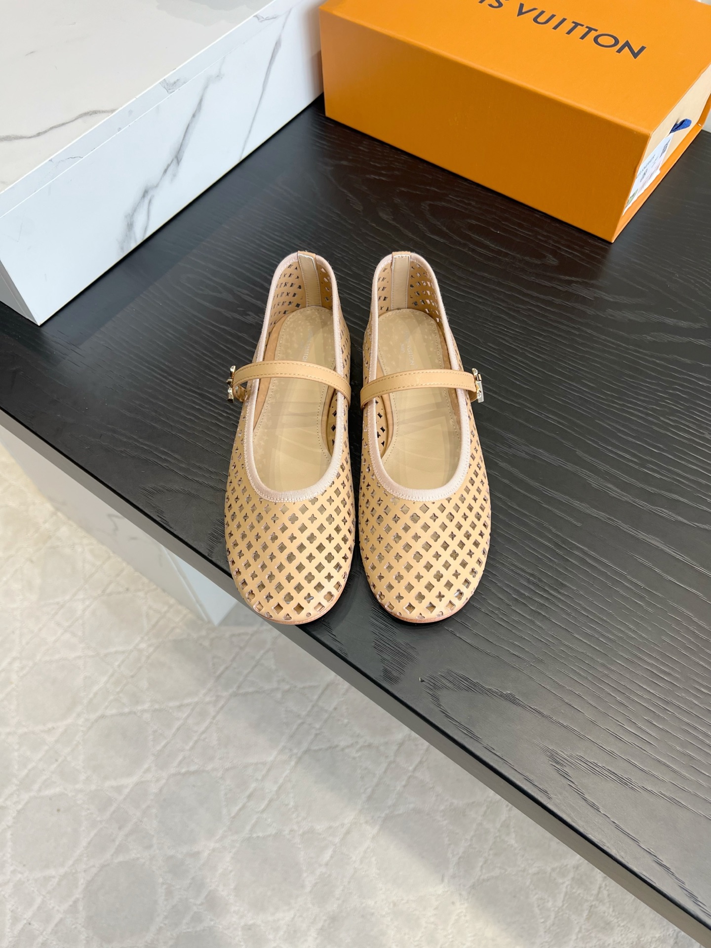 NO:904042,Louis Vuitt* hollow Mary Jane is also perfect for summer. Who knows the beauty of this pair of breathable Mary Jane!  Full LV small square hollow design, refreshing on the feet without stuffiness, just needed in spring and summer~ The round toe shape is gentle and tolerant of the foot shape, the one-word buckle with metal LV buckle, the sense of sophistication is directly stretched, suitable for commuting and dating. The flat style is easy to walk without burden, and it has a French atmosphere when paired with skirts and jeans. Standard for gentle ladies. Cowhide upper, sheepskin lining, Italian genuine leather outsole, size 35-39 (40 41)  42 customized),mary jane,louis vuitton,louis vuitton,mary jane,skirts,jeans,cowhide,sheepskin,Leather soles19860909Louis Vuitt*镂空玛丽珍也太适合夏天啦 谁懂这双透气玛丽珍的颜值！满幅LV小方格镂空设计,上脚清爽不闷脚,春夏刚需款～ 圆头版型温柔包容脚型,一字搭扣带金属LV饰扣,精致感直接拉满,通勤约会都适配 平底款走路毫无负担,搭配小裙子、牛仔裤都超有法式氛围感,温柔大小姐标配 鞋面牛皮 内里垫脚羊皮 意大利真皮大底 尺码35-39（40 41 42定做）,玛丽珍,louis vuitton,louis vuitton,mary jane,skirts,jeans,cowhide,sheepskin,Leather soles,Women's Shoes
