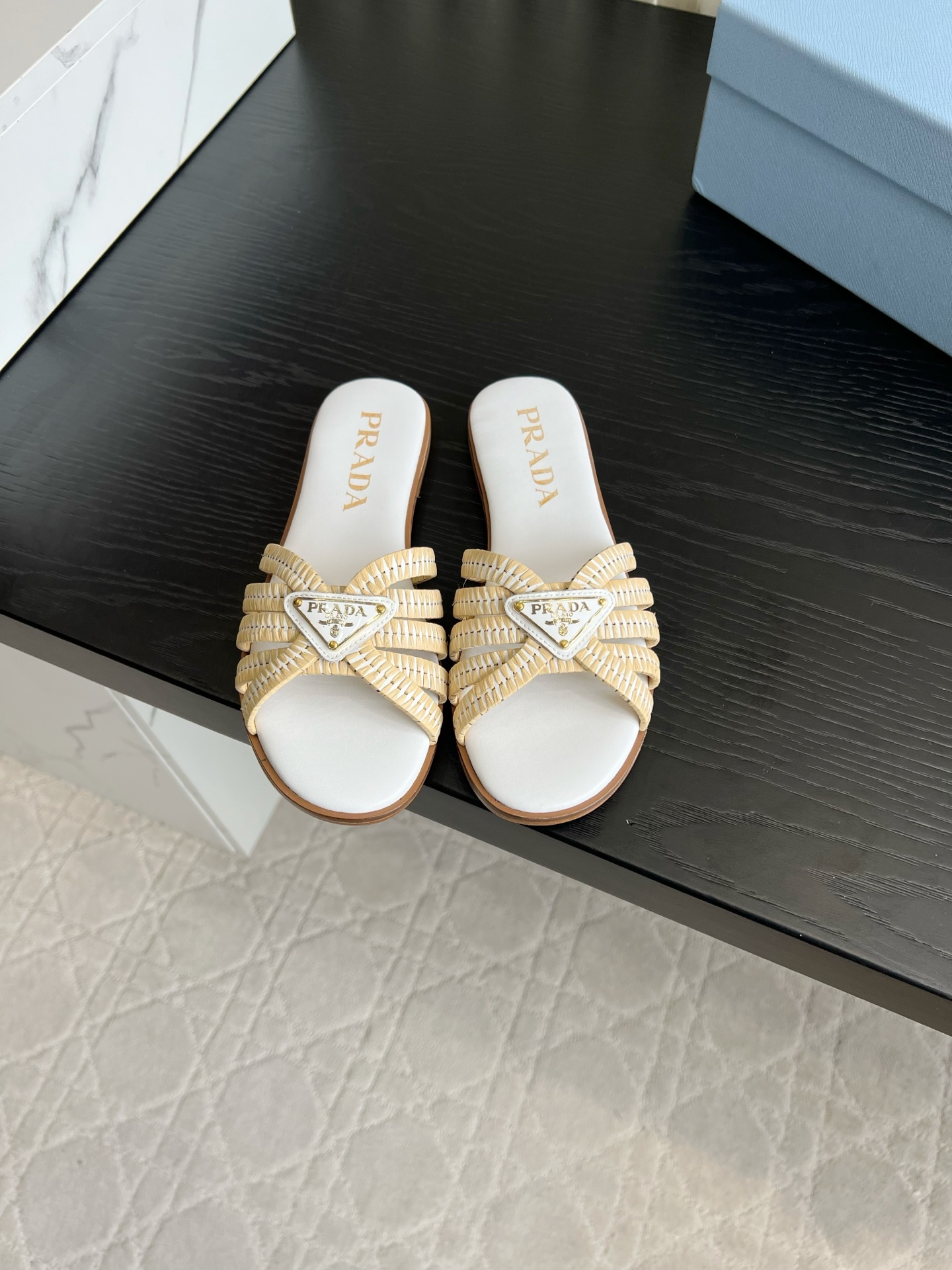 NO:904846,Prad* braided sandals are a must-have in summer. The resort style braided sandals are so annoying to me!  The hand-woven cross straps are breathable and refreshing, and the iconic triangular metal logo is fully recognizable. The flat-soled version is soft and comfortable, so your feet will not be tired after a day of shopping. It is suitable for long skirts, jeans, and beach skirts. It is a perfect pair for commuting and outing. It is simple and has a high-end texture. Sizes 35-39 (40 41 custom-made), slippers, prada, slippers, skirts, jeans19860909Prad*编织凉拖夏日刚需 度假风编织拖也太戳我了！手工编织交叉带透气清爽,标志性三角金属标辨识度拉满,平底版型踩上去软乎乎,逛一天街都不累脚. 配长裙、牛仔裤、沙滩裙都适配,通勤出游一双搞定,简约又自带高级质感 尺码35-39（40 41定做）,拖鞋,prada,slippers,skirts,jeans,Women's Shoes