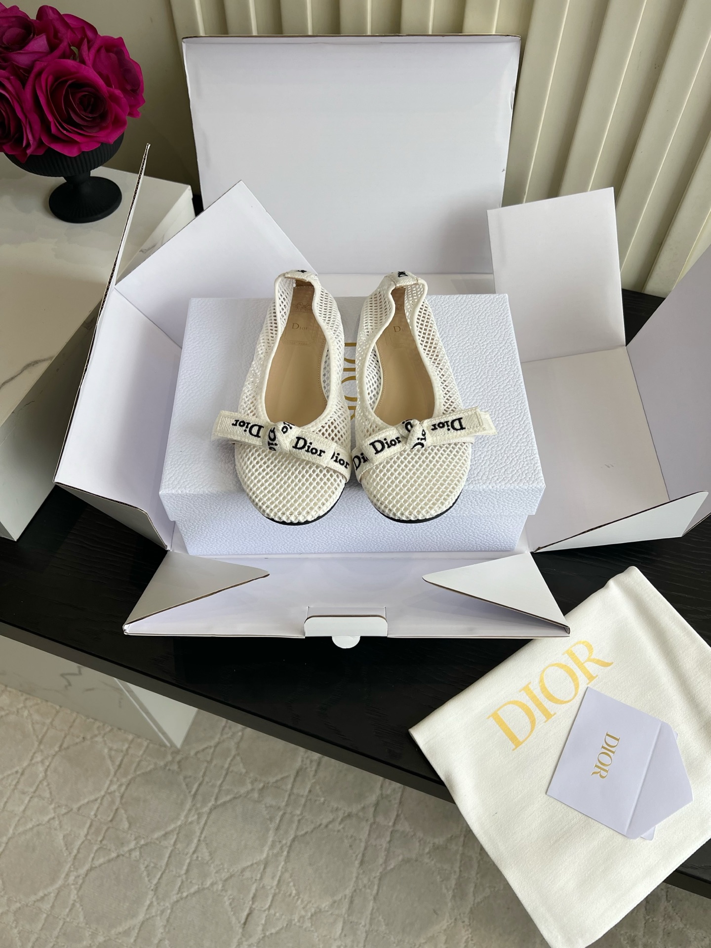 NO:904853,High version of Dio* mesh web ballet shoes | Breathable and gentle style for spring and summer. Be stunned by this pair of mesh ballet shoes!  The hollow mesh surface is extremely breathable, and it is not stuffy when worn in spring and summer. The classic letter ribbon bow on the toe is exquisite and low-key with self-recognition. The black and white colors are versatile, the soft flat sole feels soft and waxy, and will not tire you after walking for a long time. It is suitable for dresses, suits, and jeans. It is suitable for daily commuting and dating and shopping. It has a gentle and rich atmosphere. Original mesh webbing on the upper, sheepskin for stepping, original molded outsole, size 35-39 (40)  41 42 customized), ballet shoes, dior, skirts, jeans, business suit, sheepskin19860909高版本 Dio*网眼织带芭蕾鞋｜春夏透气温柔款 被这双网纱芭蕾鞋美晕！镂空网面巨透气,春夏穿完全不闷脚,鞋头经典字母织带蝴蝶结,精致低调自带辨识度. 黑白两色百搭不出错,软平底脚感软糯,久走不累.配连衣裙、西装、牛仔裤都适配,日常通勤、约会逛街都合适,温柔千金氛围感直接拉满 鞋面原版网面织带 垫脚羊皮 原版开模大底 尺码35-39（40 41 42定做）,芭蕾舞鞋,dior,skirts,jeans,business suit,sheepskin,Women's Shoes