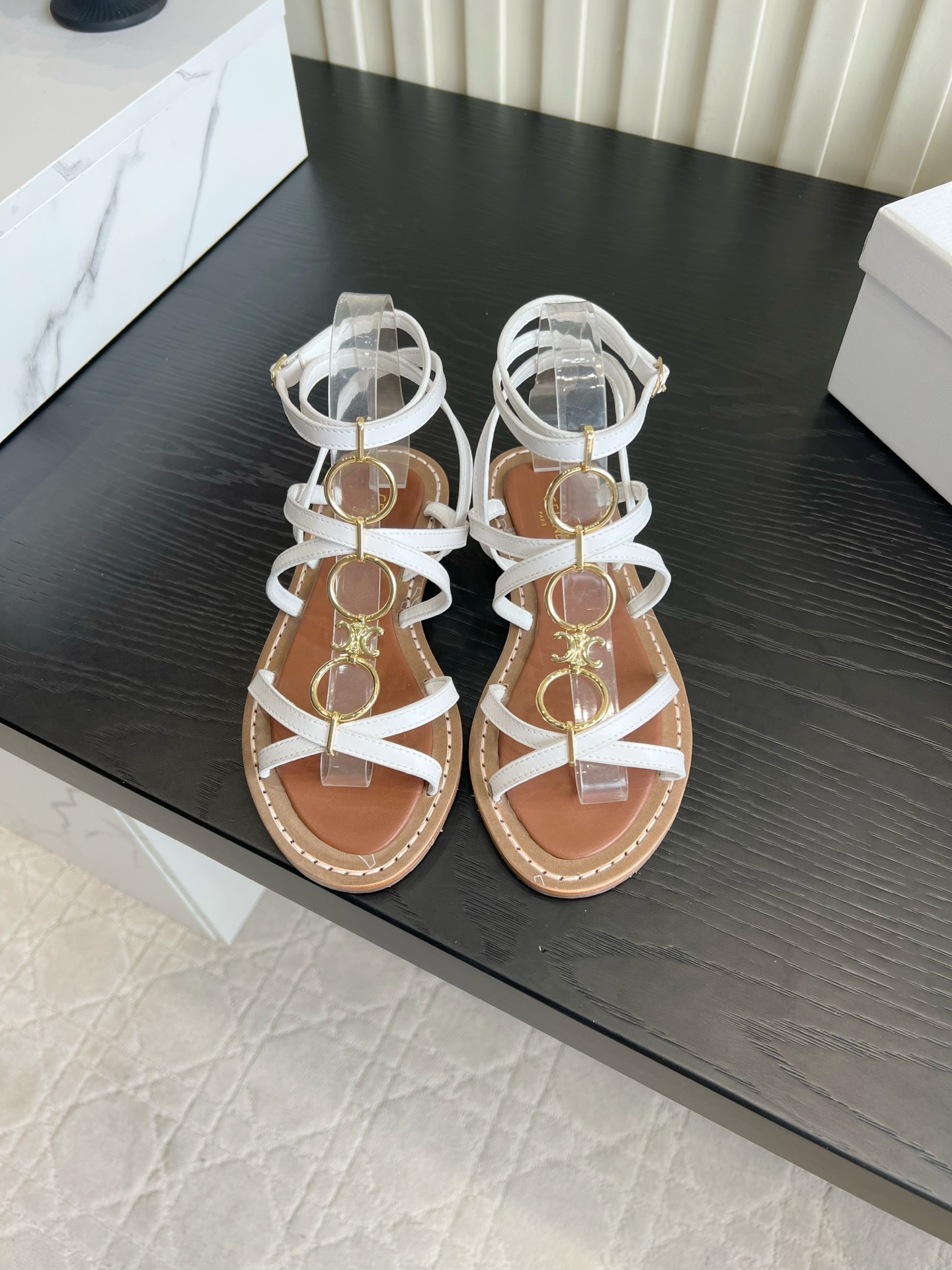 NO:904817,The high version Celin* retro metal ring Roman sandals have a holiday feel. The French retro Roman sandals really hit the aesthetic mark!  Multi-layered thin belts are decorated with three-dimensional metal rings. The iconic hardware is exquisite and eye-catching. The ankle straps are adjustable and fit firmly to the shape of the foot. The three colors of black, brown and white have their own styles. The brown-toned retro atmosphere is full, and the flat soft soles are not burdensome to walk on. It is very suitable for long skirts and denim shorts. Suitable for outings and shopping, and the gentle French atmosphere is directly full. Cowhide upper, sheepskin lining, genuine leather combination rubber sole  Size 35-39 (customized to size 40), sandals, celine, sandals, skirts, shorts, cowhide, sheepskin19860909高版本 Celin*复古金属环罗马凉鞋太有度假感 法式复古罗马凉鞋狠狠戳中审美！多层细皮带搭配立体金属圆环装饰,标志性五金精致吸睛,脚踝绑带可调节,牢牢贴合脚型. 黑棕白三色各有风格,棕调复古氛围感拉满,平底软底走路毫无负担.搭配长裙、牛仔短裤都超适配,出游逛街都合适,温柔法式氛围感直接拉满 鞋面牛皮 内里羊皮 真皮组合橡胶底 尺码35-39（40定做）,凉鞋,celine,sandals,skirts,shorts,cowhide,sheepskin,Women's Shoes