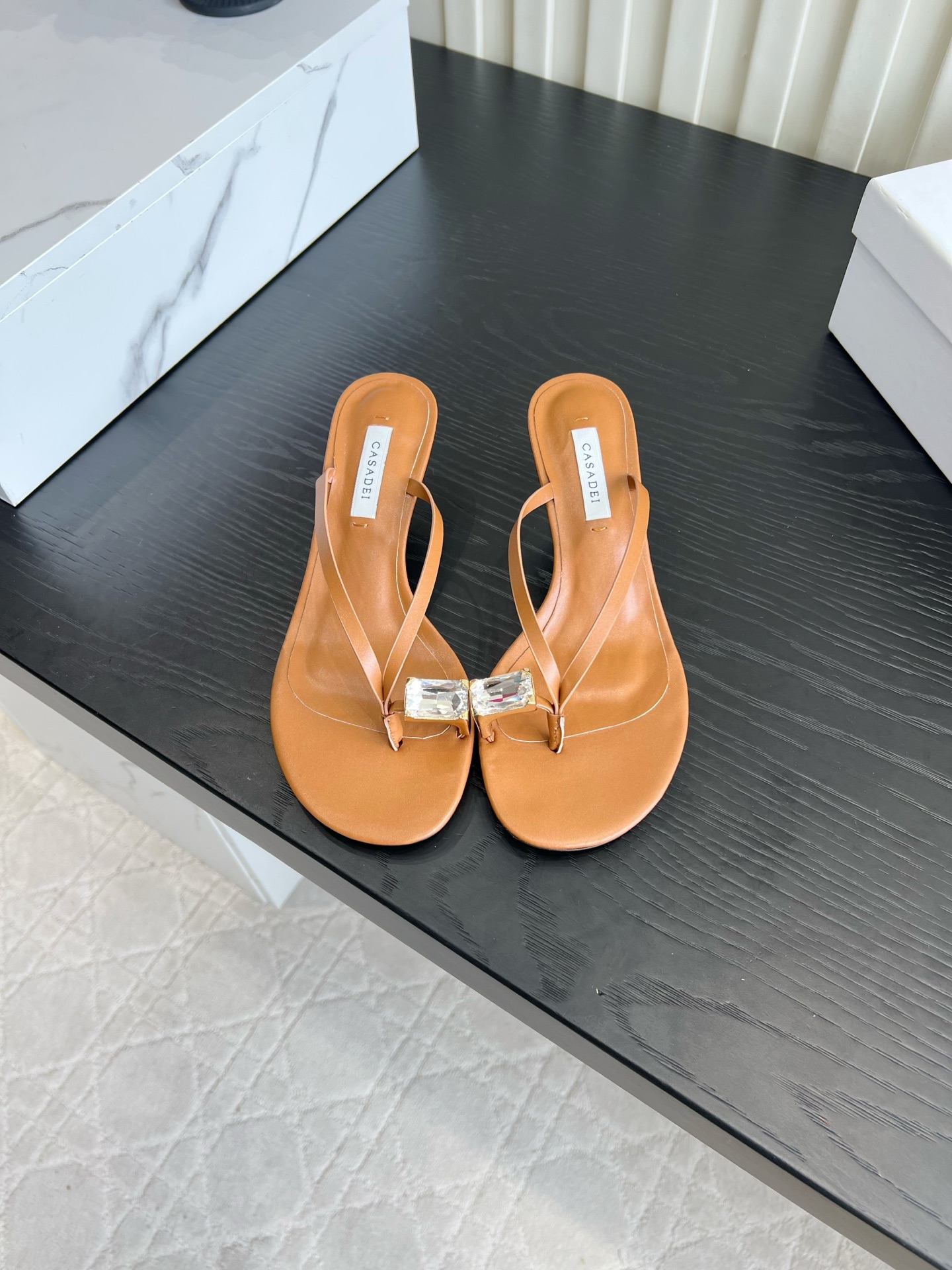 NO:906255,Luxurious rhinestone flip-flops | Thin-heeled, atmospheric ceiling Casadei’s pair of flip-flops are so beautiful that they’re speechless!  The slender straps are embellished with square diamonds, low-key and flashy, and the metal stilettos are neat and slim, and the proportion of elongated legs is outstanding. Both black and brown colors are very attractive, black is cool and high-end, and caramel brown is gentle and retro. The leather is soft and does not wear on the feet, and it has a sophisticated and lazy feeling when paired with long skirts and jeans. Wear it on a date or go shopping, and you will feel like a rich Korean daughter in a casual photo. You just need beautiful shoes in summer!  Upper leather, Italian genuine leather outsole, heel height 6cm, size 35-39 (customized 40 41), split-toe shoes, skirts, jeans, cowhide, Leather soles19860909贵气水钻夹脚拖｜细跟氛围感天花板 Casadei这双人字拖美到失语！纤细细带搭配方钻点缀,低调又闪,金属细跟线条利落显瘦,拉长腿部比例一绝. 黑棕两色都很耐看,黑色冷调高级,焦糖棕温柔复古.皮质软不磨脚,配长裙、牛仔裤都自带精致慵懒感,约会逛街穿,随手一拍都是韩系富家千金氛围感,夏日刚需美鞋！ 鞋面牛皮 意大利真皮大底 跟高6cm 尺码35-39（40 41定做）,分趾鞋,skirts,jeans,cowhide,Leather soles,Women's Shoes