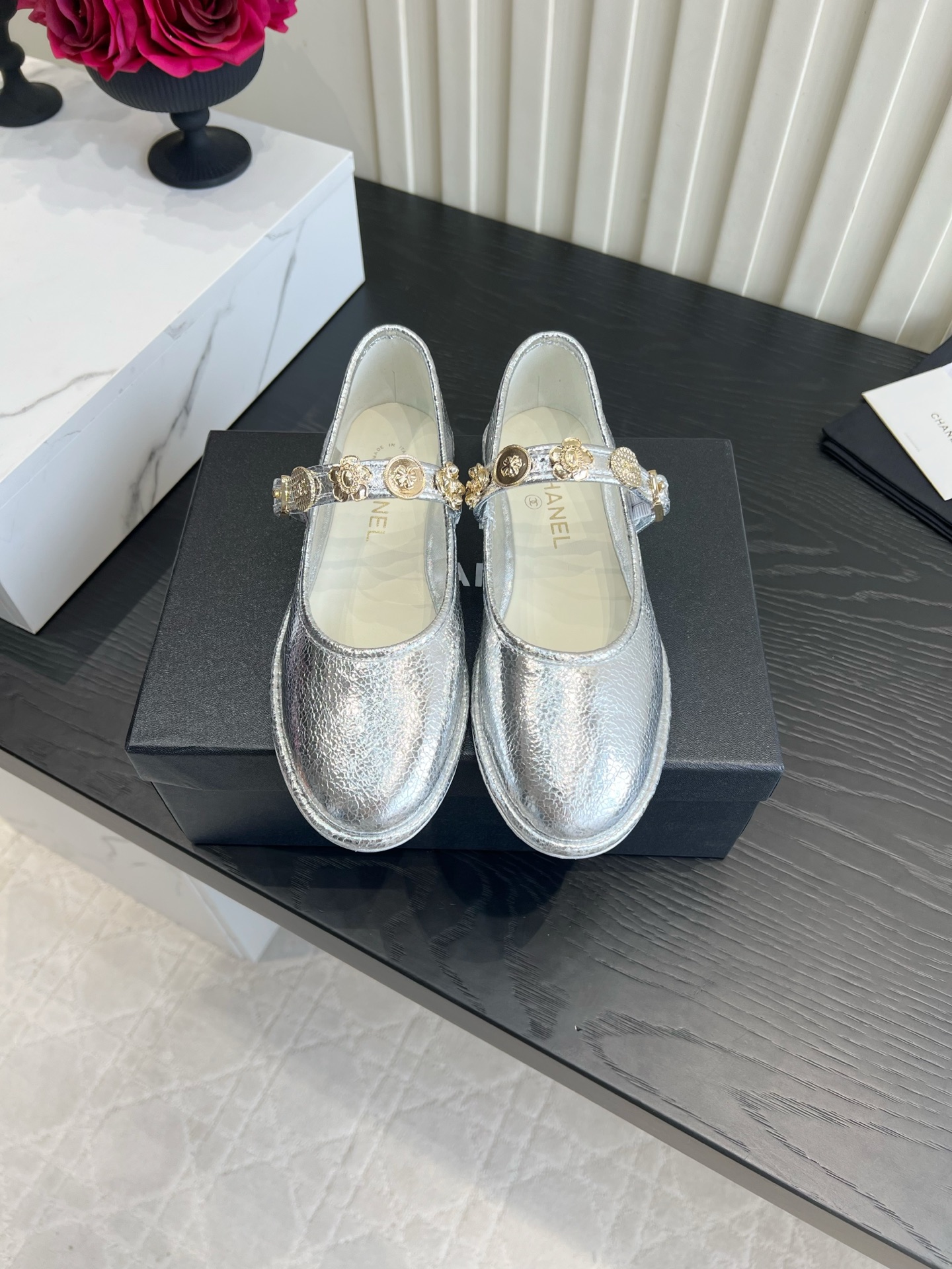 NO:904876,Chane* Badge Mary Jane Gentle Ceiling Who knows the natal Mary Jane shoes of the year!  The rounded toe is soft and does not squeeze your feet, and the one-line strap is decorated with classic badge buckles, which makes you feel gentle. Each of the four colors has its own charm, the matte black is versatile for commuting, the silver glitter is sweet and eye-catching, and the tweed has a rich atmosphere. The flat design is not tiring for long walks, and is very suitable for long skirts and jeans. It is an artifact of the daily atmosphere, and the gentle lady atmosphere is stable. Upper sheepskin/wool original molded hardware Inner sheepskin  Italian leather outsole, size 35-39 (40 41 customized), ballet shoes, chanel, mary jane, skirts, jeans, sheepskin, Leather soles19860909Chane*徽章玛丽珍温柔天花板 年度本命玛丽珍单鞋谁懂！圆润鞋头软乎乎不挤脚,一字带缀满经典徽章扣饰,温柔感直接拉满. 四个配色各有韵味,哑光黑通勤百搭,银闪款甜酷吸睛,粗花呢自带千金氛围感.平底设计久走不累,搭长裙牛仔裤都超适配,日常出门氛围感神器,温柔大小姐氛围感稳稳拿捏 鞋面羊皮/毛呢 原版开模五金 内里羊皮 意大利真皮大底 尺码35-39（40 41定做）,芭蕾舞鞋,chanel,mary jane,skirts,jeans,sheepskin,Leather soles,Women's Shoes