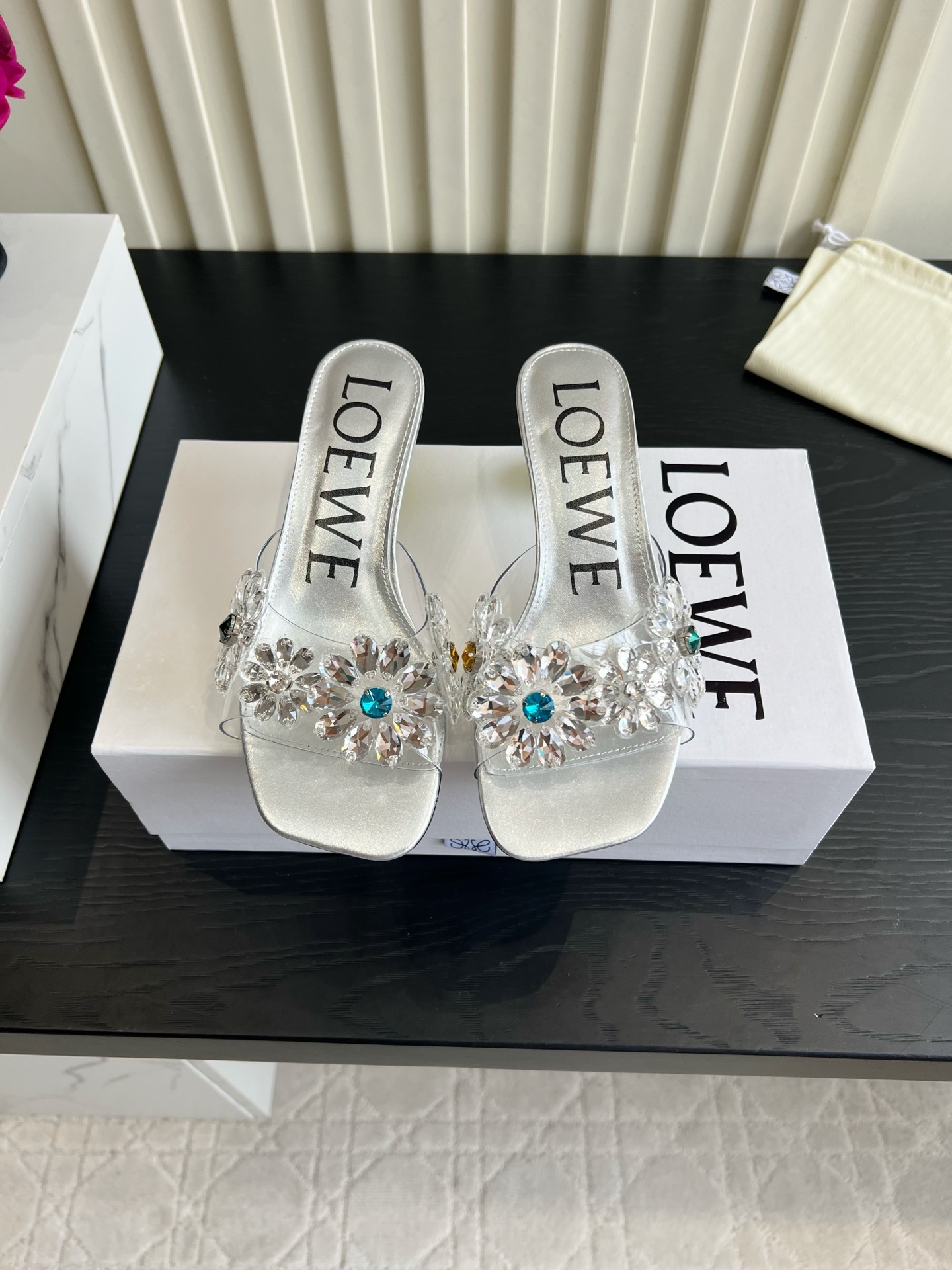 NO:906244,Loew* Crystal Flower Sandals | Summer Fairy Shoes Who can refuse high-heeled sandals filled with diamonds and flowers?  Transparent wide band with three-dimensional crystal flower, super eye-catching blue diamond in the center, special-shaped fluorescent green heel design, unique and eye-catching, square-toe version to slender feet. Paired with suspender skirts and floral skirts to create a full atmosphere, great for vacation date photos, blingbling girly feeling is welded directly on the feet ~ Sheepskin Italian leather outsole, heel height 6cm, size 35-39 (customized 40 41 42 43), high heels and slippers, loewe, high  heels,slippers,skirts,sheepskin,Leather soles19860909Loew*水晶花凉拖｜夏日仙女本命鞋 谁能拒绝满钻花朵高跟拖！透明宽带搭配立体水晶花,中心蓝钻超亮眼,异形荧光绿跟设计独特吸睛,方头版型衬脚纤细. 搭配吊带裙、碎花裙氛围感拉满,度假约会拍照巨出片,blingbling的少女感直接焊在脚上～ 垫脚羊皮 意大利真皮大底 跟高6cm 尺码35-39（40 41 42 43定做）,高跟鞋拖鞋,loewe,high heels,slippers,skirts,sheepskin,Leather soles,Women's Shoes