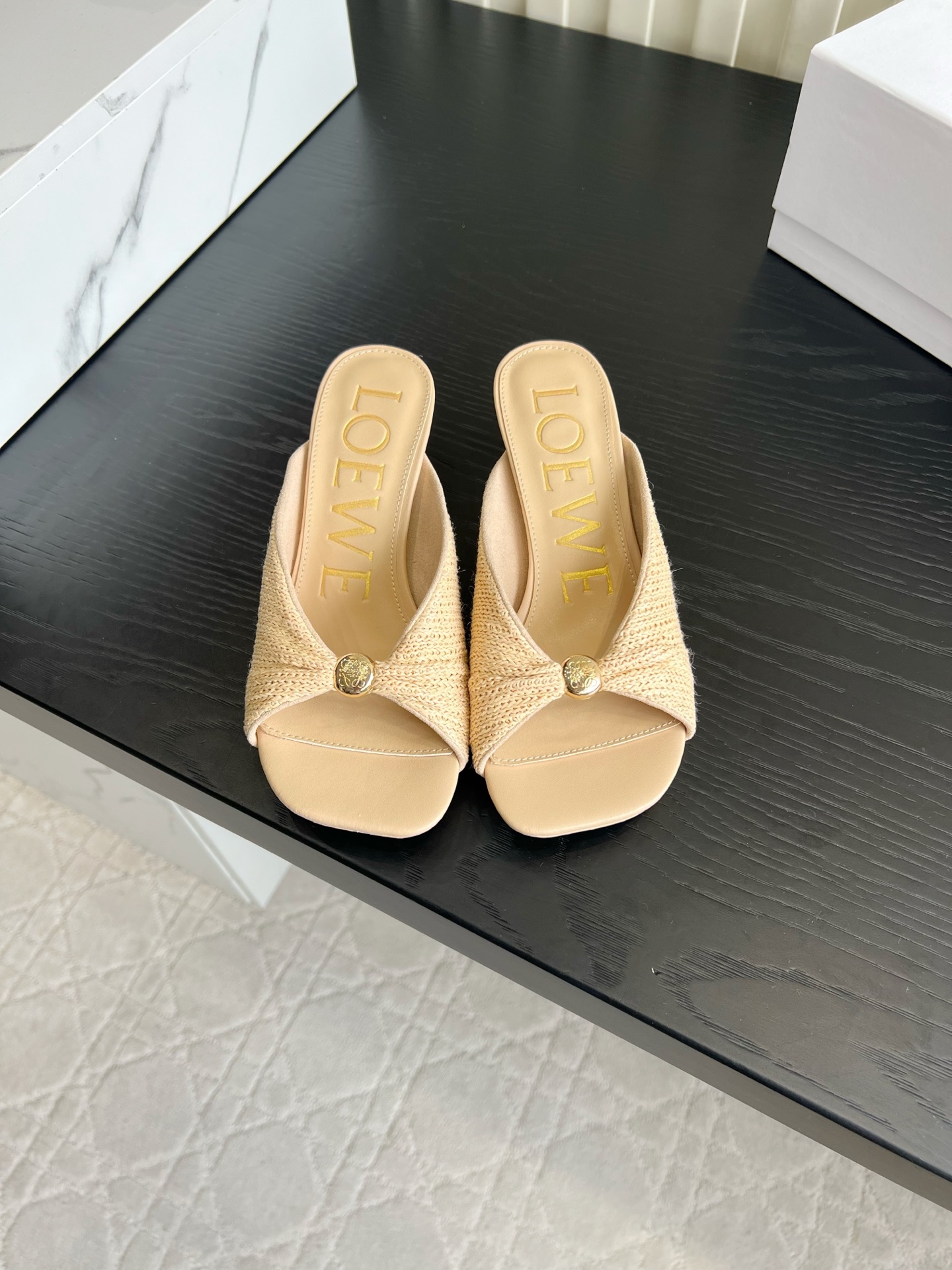 NO:906278,Braided leather LOEW* straw kitten heel sandals | French lazy natal shoes. The retro straw fabric has a summer atmosphere, the toe is twisted with a golden round buckle, and the sense of sophistication is just right. The square toe softly modifies the foot shape, and the thin kitten heel is stable for walking and elongates the leg line. Suitable for daily commuting and vacation. The straw is breathable and not stuffy on the feet. Paired with skirts and wide-leg pants, it is loose and full. It is low-key and luxurious, and can easily wear out the temperament of a gentle girl from South France.  Woven/sheepskin upper, sheepskin lining, original molded outsole, heel height 4.5cm, size 35-39 (34 40 41 42 43 customized), slippers, loewe, slippers, espadrilles, skirts, sheepskin19860909编织 皮面 LOEW*草编小猫跟凉拖｜法式慵懒本命鞋 复古草编面料自带夏日氛围感,鞋头扭结搭配金色圆扣,精致感恰到好处,方头柔和修饰脚型,细小猫跟走路稳还拉长腿线. 日常通勤、度假都适配.草编透气不闷脚,搭配半身裙、阔腿裤松弛感拉满,低调轻奢,轻松穿出南法温柔小姐姐气质. 鞋面编织/羊皮 内里垫脚羊皮 原版开模大底 跟高4.5cm 尺码35-39（34 40 41 42 43定做）,拖鞋,loewe,slippers,espadrilles,skirts,sheepskin,Women's Shoes