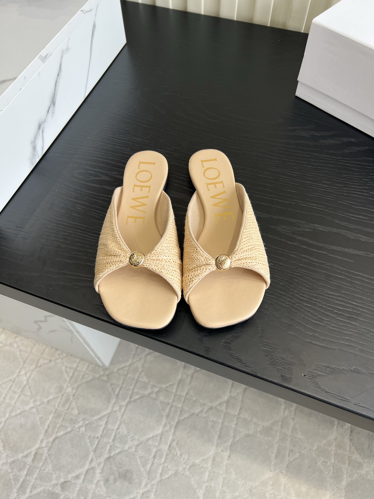 NO:906266,Braided leather LOEW* twisted flat sandals｜All-match summer sandals. I found the lazy sandals that I just needed this year!  The gentle twist at the front of the upper is matched with a retro gold buckle, simple and elegant, the square toe design makes the foot slender and delicate, and the flat sole puts no burden on the foot, so you are not tired when walking around. It is made of leather and straw fabrics, suitable for dresses and jeans, and the relaxed southern French atmosphere is at your fingertips. Woven/sheepskin upper, sheepskin lining, original molded outsole, size 35-39 (40 41)  42 customized), slippers, loewe, slippers, espadrilles, skirts, jeans, sheepskin19860909编织 皮面 LOEW*扭结平底凉拖｜夏日百搭神拖 年度刚需懒人凉拖被我挖到！鞋面前沿温柔扭结搭配复古金扣,简约大方,方头设计衬得脚型纤细秀气,平底上脚零负担,暴走逛街都不累. 皮质、草编两种面料,搭连衣裙、牛仔裤都适配,松弛南法氛围感随手拿捏. 鞋面编织/羊皮 内里垫脚羊皮 原版开模大底 尺码35-39（40 41 42定做）,拖鞋,loewe,slippers,espadrilles,skirts,jeans,sheepskin,Women's Shoes