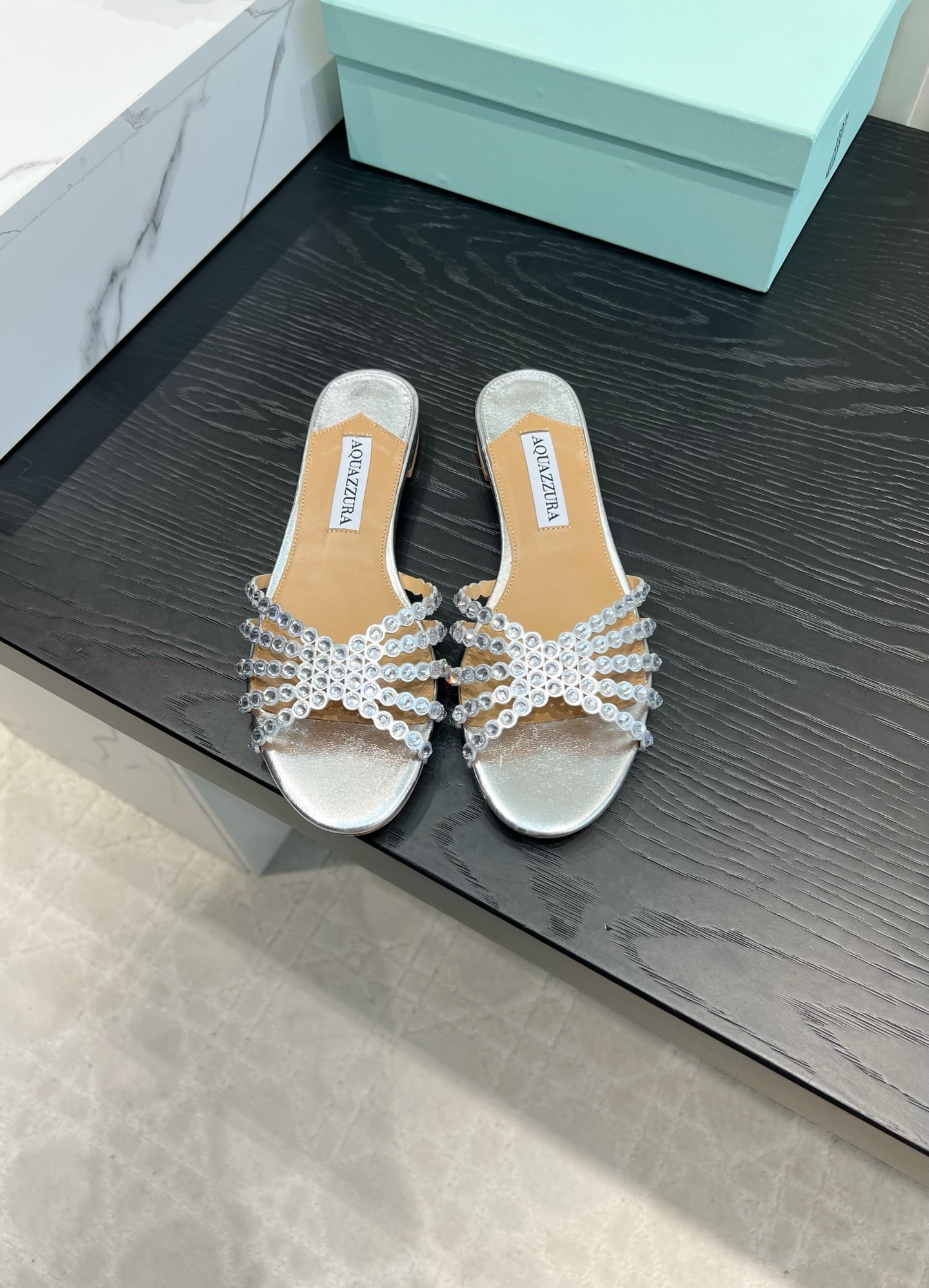 NO:928806,Aquazzur* handmade sandals with rhinestones can be worn by lazy people with a sense of sophistication. Lazy sandals that don’t need to be tied up are perfect for daily life in summer!  The upper is lined with sparkling diamonds, and the cross shape is eye-catching and exquisite. When walking, the diamond surface refracts fine soft light, creating a strong sense of atmosphere. The color selection is rich and durable, and the foot feels comfortable. It can be worn for shopping or short distances without getting tired. Pair it with shorts and long skirts to easily create a dazzling and exquisite outfit. Sheepskin lining and Italian leather outsole. Size 35-39 (34 40 41 42  43 customized), slippers, slippers, skirts, shorts, sheepskin, Leather soles19860909Aquazzur*手工满钻凉拖懒人也能拿捏精致感 不用费心系带的懒人凉拖太适配夏日日常啦！鞋面排布着闪钻,交叉造型亮眼精致,走动时钻面折射细碎柔光,氛围感很足. 配色选择丰富耐看,脚感舒服,逛街、短途出行久穿不累,搭短裤长裙,轻松打造亮眼精致穿搭 内里垫脚羊皮 意大利真皮大底 尺码35-39（34 40 41 42 43定做）,拖鞋,slippers,skirts,shorts,sheepskin,Leather soles,Women's Shoes