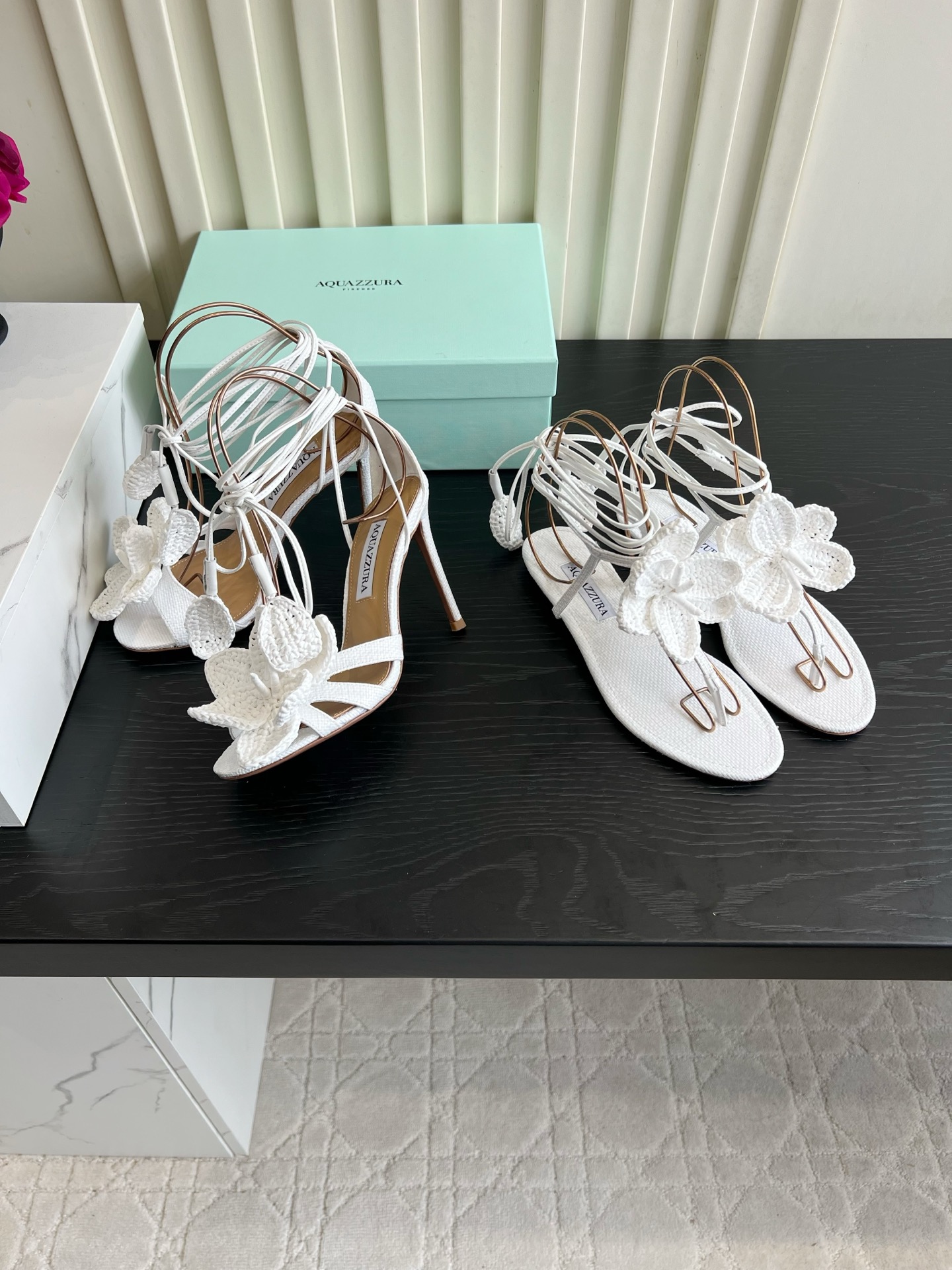 NO:928759,Aquazzur* crochet flower strappy sandals｜Shoes for summer vacation Find the perfect sandals for summer travel!  The hand-crocheted three-dimensional flowers are soft and layered, and the slender straps can be freely wrapped around the ankles. The tightness can be adjusted according to the shape of the legs, and can also quietly modify the calf lines. The linen soles are soft and not tiring. Pair them with long skirts and shorts for beach vacations and daily outings to easily create a smart and gentle summer atmosphere. Hand-crocheted uppers, sheepskin for feet, Italian genuine leather outsole, high flat sole/10cm, size 35-39 (30 40 41 42)  43 customized), high heels sandals, sandals, high heels, skirts, shorts, sheepskin, Leather soles19860909Aquazzur*钩花花朵绑带凉鞋｜夏日度假本命鞋 夏日出游挖到绝美凉鞋！手工钩织立体花朵软乎乎很有层次感,纤细绑带可自由缠绕脚踝,能依照腿型调整松紧,还能悄悄修饰小腿线条. 麻布鞋底上脚绵软不累脚,海边度假、日常出门搭配长裙短裤,轻松打造灵动温柔的夏日氛围感 鞋面手工钩花 垫脚羊皮 意大利真皮大底 跟高平底/10cm 尺码35-39（30 40 41 42 43定做）,高跟鞋凉鞋,sandals,high heels,skirts,shorts,sheepskin,Leather soles,Women's Shoes