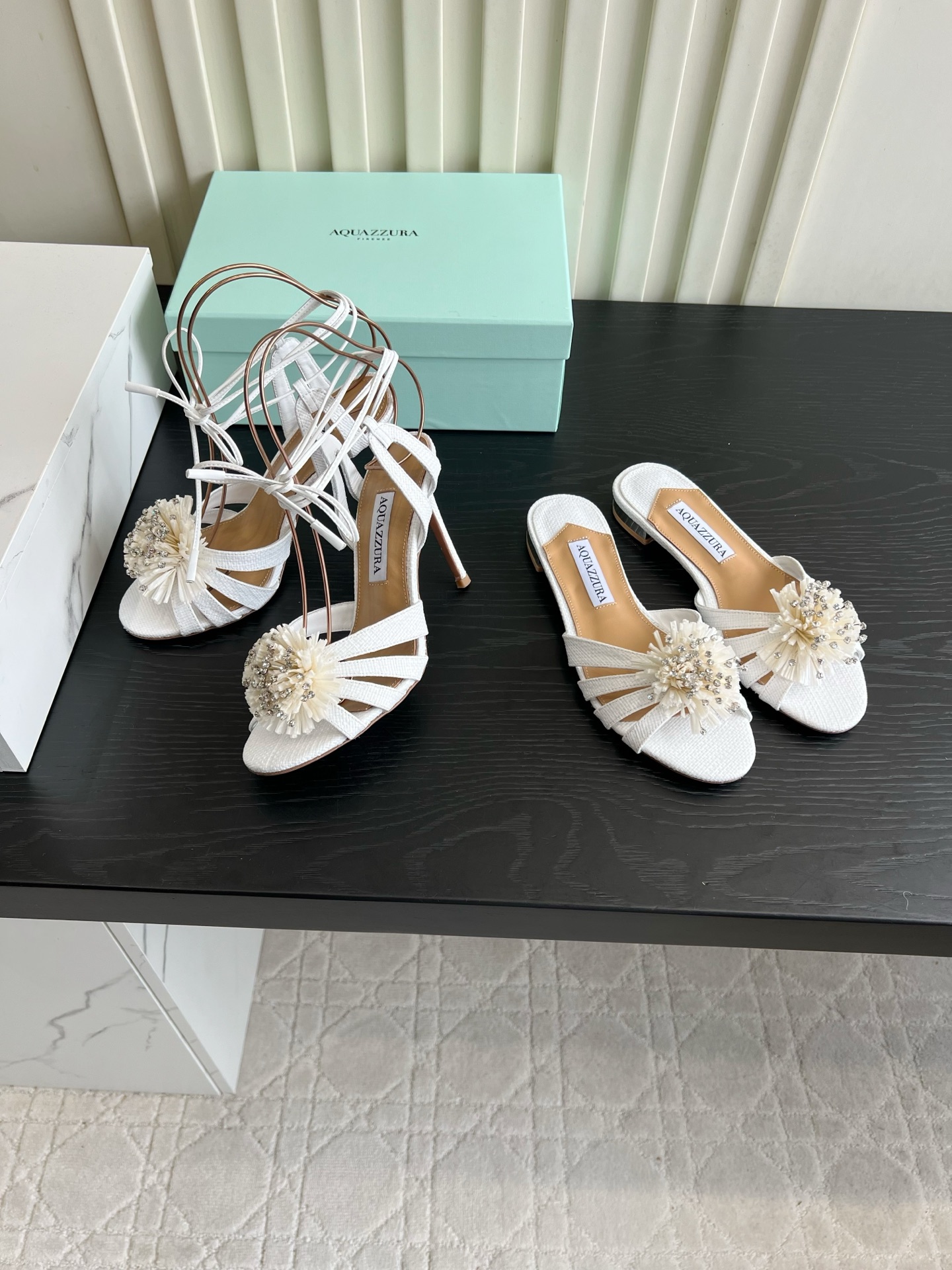 NO:928752,Aquazzur* Glitter Diamond Flower Cluster Sandals｜Exquisite Summer Items with a Sophisticated Atmosphere Who can resist blingbling’s Glitter Diamond Flower Cluster Sandals!  There are two styles: strappy stiletto heels and lazy sandals. The woven upper has its own texture, and the clusters of diamonds sparkle exquisitely. It is very eye-catching on the feet. The strappy style can be tied with a bow to modify the ankle, and the stilettos elongate the legs. Sandals are easy to put on and take off. It is super eye-catching for dates, vacations, and daily shopping with skirts. Hand-made beading on the upper, sheepskin, Italian genuine leather outsole, flat heel/10cm, size 35-39 (34 40)  41 42 43 customized), high heels and slippers, sandals, high heels, slippers, skirts, sheepskin, Leather soles19860909Aquazzur*闪钻花簇凉鞋｜夏日精致氛围感好物 谁能拒绝blingbling的珠钻花簇凉鞋！分绑带细高跟、懒人凉拖两种款式,编织鞋面自带肌理质感,成团碎钻精致闪耀,上脚很吸睛. 绑带款可系蝴蝶结修饰脚踝,细高跟拉长腿型,凉拖穿脱省事,约会度假、日常逛街搭配裙装都超亮眼 鞋面手工钉珠 垫脚羊皮 意大利真皮大底 跟高平底/10cm 尺码35-39（34 40 41 42 43定做）,高跟鞋拖鞋,sandals,high heels,slippers,skirts,sheepskin,Leather soles,Women's Shoes