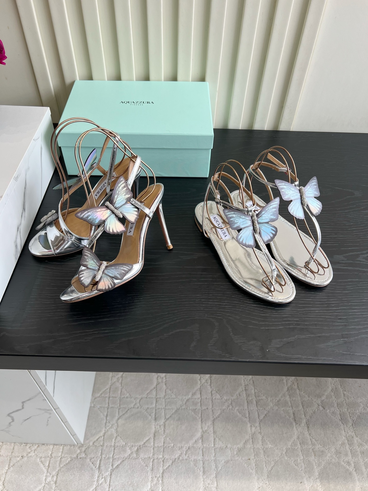 NO:928816,Aquazzur* colorful diamond-embellished butterfly sandals directly bring out the fairy spirit. The fairy-filled butterfly sandals are here!  The butterfly wings on the upper have a delicate iridescent luster, and the diamond jewelry is shimmering and exquisite. The slender straps can modify the ankle line. The black model is mysterious and cool, and the silver has a cool and noble air. The high-heeled version can elongate the leg line. It is suitable for vacations, dates and dinners. With suspenders and floral skirts, the upper body can easily create a smart and dreamy atmosphere. Sheepskin upper, sheepskin lining, Italian genuine leather outsole, high flat sole/10cm  Size 35-39 (34 40 41 42 43 customized), high heels sandals, sandals, high heels, skirts, sheepskin, Leather soles19860909Aquazzur*幻彩钻饰蝴蝶凉鞋仙气直接拉满 仙气爆棚的蝴蝶款凉鞋来啦！鞋面蝶翼带着细腻的幻彩光泽,钻饰细碎闪耀很有精致感.纤细绑带可以修饰脚踝线条. 黑款神秘冷艳,银色自带清冷贵气,高跟版型能拉长腿部线条,适配度假出行、约会聚餐,搭配吊带裙、碎花裙,上身轻松打造灵动梦幻的氛围感 鞋面羊皮 内里羊皮 意大利真皮大底 跟高平底/10cm 尺码35-39（34 40 41 42 43定做）,高跟鞋凉鞋,sandals,high heels,skirts,sheepskin,Leather soles,Women's Shoes