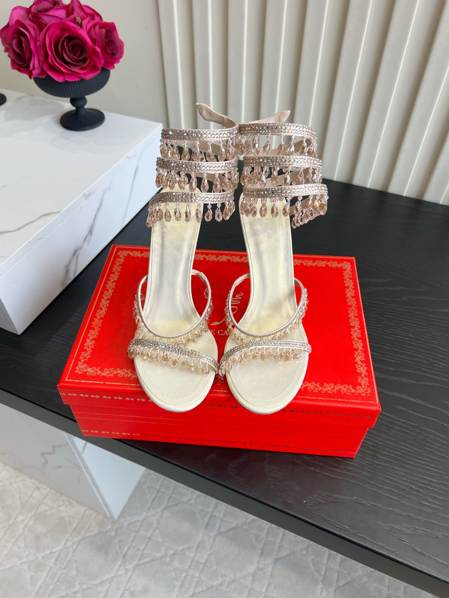NO:958138,Rene Caovill* Tassel Rhinestone Ankle High Heel Sandals｜Flowing Starlight Sandals RC Tassel Diamond Chain Sandals are so beautiful that they are speechless!  Multi-layered hanging crystal tassels sway with steps, smart and sparkling. The spiral ankle strap fits the ankle, and the stiletto heels can easily elongate the leg shape. Wear it for vacation, dinner, and dates. It is a goddess piece with a radiant glow under the sun. The upper is handmade with tassel crystal pendants. Step sheepskin bag Italian leather outsole Heel height 9.5cm Size 35-39 (34 40 41 42  43 custom-made), high heels sandals, rene caovilla, sandals, high heels, sheepskin, Leather soles19860909Rene Caovill* 流苏水钻绕踝高跟凉鞋｜流动的星光凉鞋 RC流苏钻链凉鞋美到失语！多层垂坠水晶流苏随步伐晃动,灵动又闪耀.螺旋绕踝绑带贴合脚踝,细高跟轻松拉长腿型.度假、晚宴、约会穿巨出片,阳光底下流光溢彩,妥妥行走的氛围感女神单品 鞋面纯手工制作流苏水晶吊坠 垫脚羊皮包意大利真皮大底 跟高9.5cm 尺码35-39（34 40 41 42 43定做）,高跟鞋凉鞋,rene caovilla,sandals,high heels,sheepskin,Leather soles,Women's Shoes