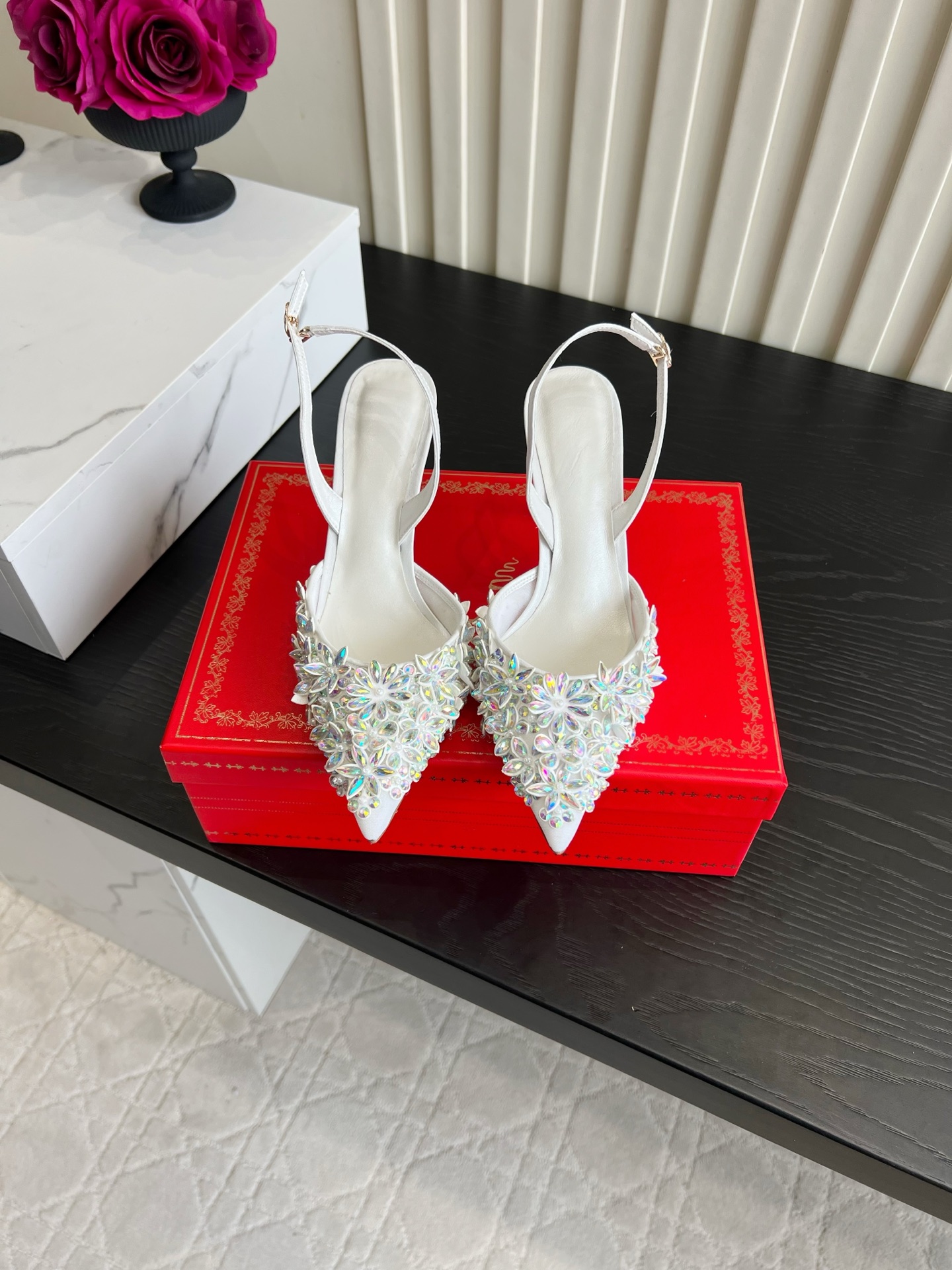 NO:958173,Rene Caovill* RC Full Diamond Flower Cluster Pointed Toe Sandals | Wedding and Date Goddess Style RC’s pair of crystal flower high heels are breathtakingly beautiful!  The toe of the toe is covered with three-dimensional colorful rhinestone flowers, which is exquisite and gorgeous. The thin pointed toe is matched with a slender back strap, which quietly elongates the leg shape, and the fine diamond heel is full of details. The satin lining is soft on the foot, and it comes with highlights for dinners, weddings, and dates. It brings fine sparkles when walking, and has a proper atmosphere. Goddess shoes. The upper is handmade with diamond flowers. Sheepskin for foot pads. Italian leather outsole. Heel height 7.5cm. Size 35-39 (34 40 41)  42 43 customized),sandals,rene caovilla,sandals,sheepskin,Leather soles19860909Rene Caovill* RC 满钻花簇尖头凉鞋｜婚礼约会封神款 RC这双水晶花朵后空高跟直接美到窒息！鞋头铺满立体幻彩水钻花朵,精致华丽.细尖头搭配纤细后绊带,悄悄拉长腿型,细钻鞋跟细节拉满.缎面内里上脚柔软,晚宴、婚礼、约会穿都自带高光,走路自带细碎闪光,妥妥氛围感女神鞋 鞋面纯手工制作钻花 垫脚羊皮 意大利真皮大底 跟高7.5cm 尺码35-39（34 40 41 42 43定做）,凉鞋,rene caovilla,sandals,sheepskin,Leather soles,Women's Shoes