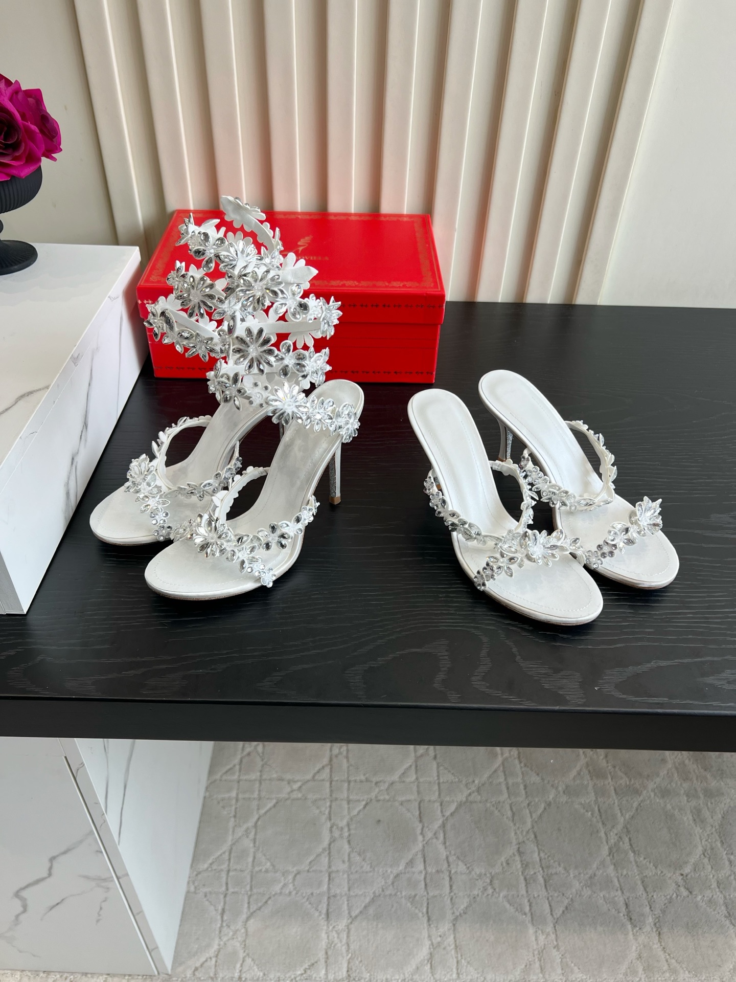 NO:958162,Slippers Sandals Rene Caovill* RC Crystal Flower Series Sandals｜Put starlight on your feet Who can resist a row of sparkling diamond flower sandals!  There are many macaron colors, three-dimensional colorful rhinestone flowers cover the shoe body, and the light flashes when walking. The satin lining is soft and skin-friendly. It is suitable for vacation, dinner, and dating. It can be worn with a long skirt to create a full atmosphere. It is gentle and noble on the feet. It is a perfect fairy exclusive combat shoe. The upper is handmade with rhinestones. The lining is sheepskin. Italian genuine leather outsole. High-heeled slippers 8cm/sandals 10cm. Sizes 35-39 (34 40 41)  42 43 customized), high heels and slippers, rene caovilla, sandals, high heels, slippers, skirts, sheepskin, Leather soles19860909拖鞋 凉鞋 Rene Caovill* RC 水晶花系列凉鞋｜把星光穿在脚上 谁能拒绝一整排闪钻花朵凉鞋！超多马卡龙色系,立体幻彩水钻花朵铺满鞋身,走动时流光闪烁,缎面内里柔软亲肤.度假、晚宴、约会都适配,搭配长裙氛围感直接拉满,上脚温柔又显贵,妥妥仙女专属战鞋 鞋面纯手工制作钻花 内里垫脚羊皮 意大利真皮大底 跟高拖鞋8cm/凉鞋10cm 尺码35-39（34 40 41 42 43定做）,高跟鞋拖鞋,rene caovilla,sandals,high heels,slippers,skirts,sheepskin,Leather soles,Women's Shoes