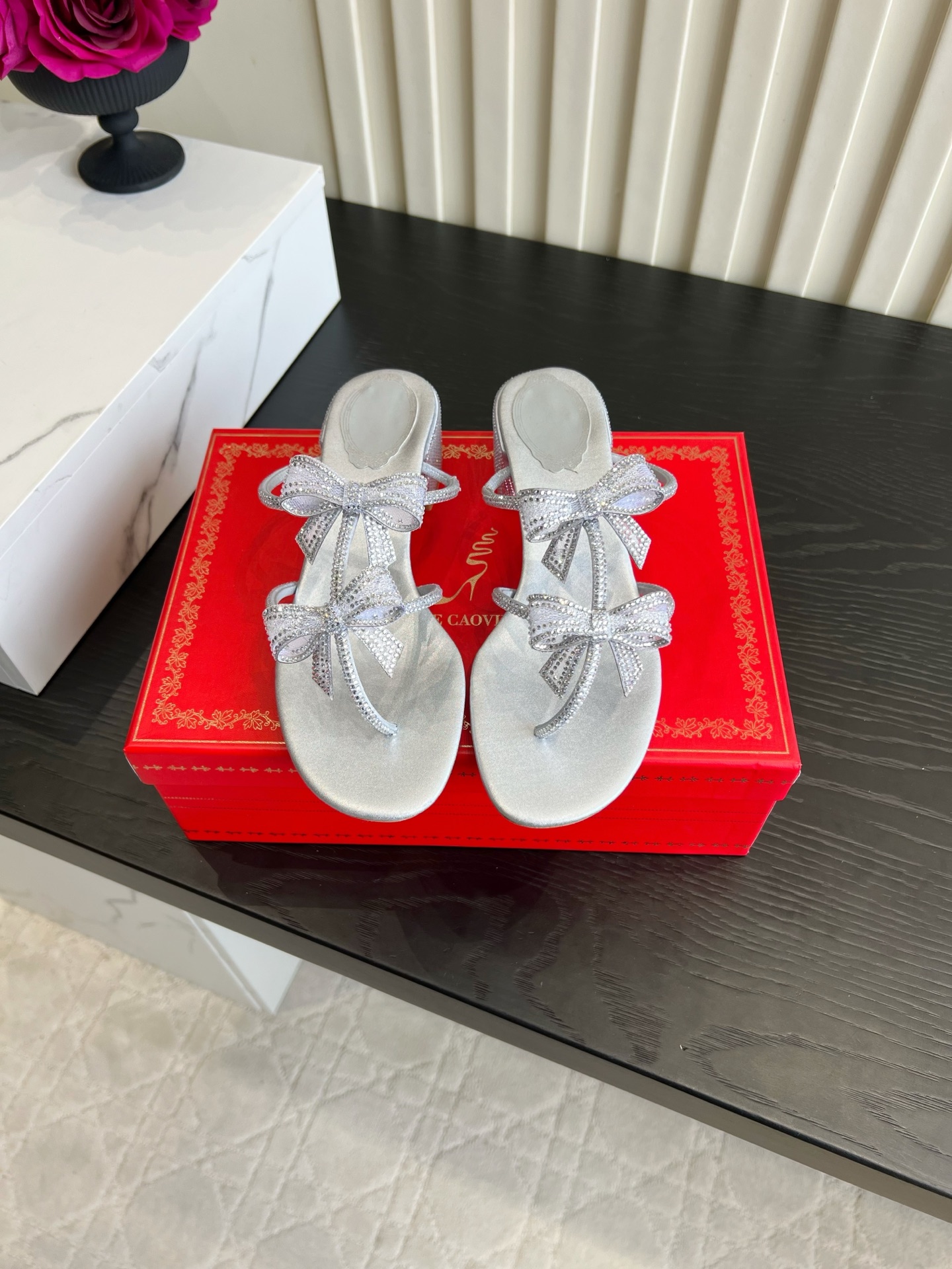 NO:958150,Rene Caovill* RC full diamond bow flip-flops｜Sweet girls just need it in summer. The new RC bow flip-flops are too cute for girls!  There are many colors to choose from, the rhinestone bow is exquisite and sparkling, and the thong-toe version is gentle and slimming. The thick heel height is just right, making it stable when walking without rubbing the feet. The satin lining is soft and skin-friendly. Wear it casually with a small skirt for dates or vacations. The blingbling is super eye-catching in the sun, and the gentle atmosphere is full. The upper is purely hand-stitched with a bow, the lining is sheepskin, and the Italian genuine leather outsole. The heel height is 4cm. Size 35-39 (34 40 41 42  43 custom-made), split-toe shoes, rene caovilla, skirts, sheepskin, Leather soles19860909Rene Caovill* RC 满钻蝴蝶结夹脚拖｜甜妹夏日刚需 RC新款蝴蝶结人字拖也太戳少女心！超多配色任选,水钻蝴蝶结精致闪耀,夹趾版型温柔显脚瘦. 粗跟高度刚刚好,走路稳当不磨脚,缎面内里柔软亲肤.约会、度假随便搭小裙子,阳光下blingbling超吸睛,温柔氛围感直接拉满. 鞋面纯手工缝制蝴蝶结 内里羊皮 意大利真皮大底 跟高4cm 尺码35-39（34 40 41 42 43定做）,分趾鞋,rene caovilla,skirts,sheepskin,Leather soles,Women's Shoes