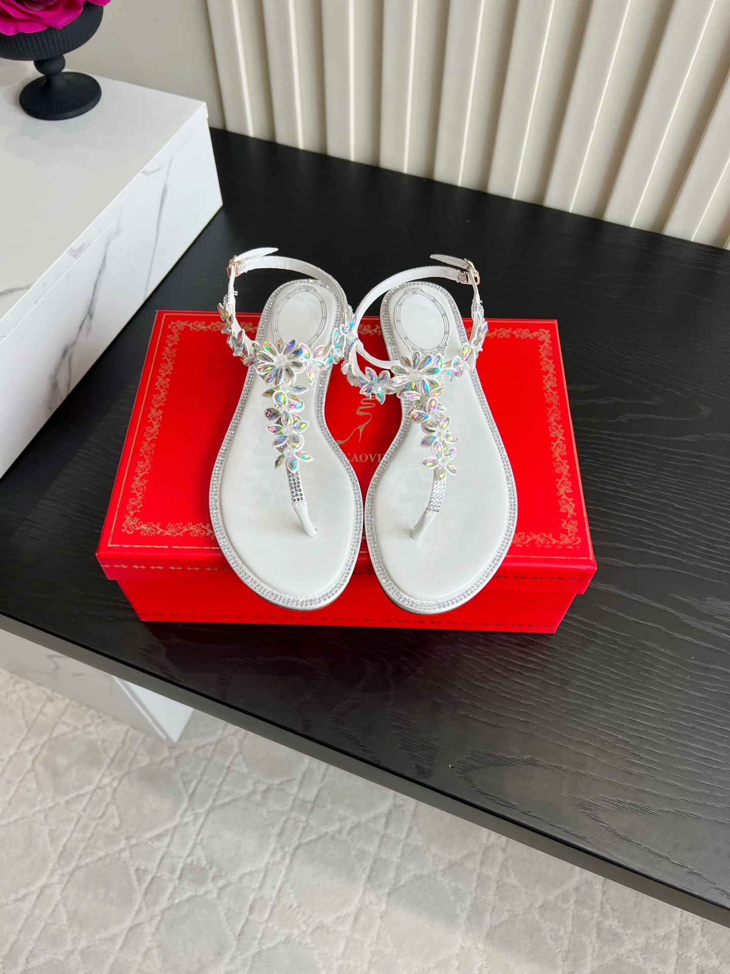 NO:958168,Rene Caovill* Fairy Flower Diamond Flip-Toe Flat Sandals｜Spring and Summer Atmosphere Ceiling RC Crystal Flower Flip-Toe Sandals are so beautiful!  The body of the shoe is studded with three-dimensional colorful rhinestone flowers, which is gentle and sparkling. The thin ankle strap is adjustable, and the upper foot is soft and non-grinding, perfectly modifying the shape of the foot. Wear it casually with a dress for vacation or shopping, and the fine shimmers are exposed under the sun, giving you a gentle and girly feeling. The upper is handmade with diamond flowers, the lining is sheepskin, and the Italian genuine leather outsole. Size 35-39 (34 40 41 42 43 custom-made), split-toe shoes, rene  caovilla,sandals,skirts,sheepskin,leather soles19860909Rene Caovill* 仙女花钻夹脚平底凉鞋｜春夏氛围感天花板 RC水晶花夹趾凉鞋颜值直接封神！鞋身缀满立体幻彩水钻小花,温柔又闪耀.细踝带可调节,上脚软糯不磨脚,完美修饰脚型.度假、逛街随便搭连衣裙,阳光下细碎闪片超出片,温柔少女感直接拉满. 鞋面手工制作钻花 内里羊皮 意大利真皮大底 尺码35-39（34 40 41 42 43定做）,分趾鞋,rene caovilla,sandals,skirts,sheepskin,Leather soles,Women's Shoes