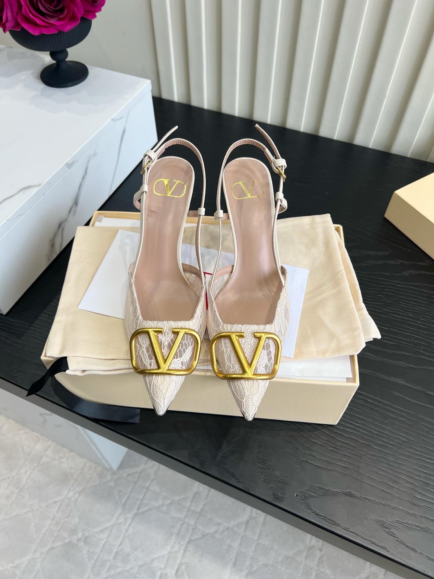 NO:958260,Valentin*'s fairy-like lace high-heeled sandals are so eye-catching. The exquisite lace upper has a hazy atmosphere, and the retro metal V logo is fully recognizable. The slim back strap design modifies the ankle line, and the stiletto heels elegantly show the length of the legs. The three colors are soft and mysterious, black is mysterious, milky white is gentle, and light blue is fresh. It is perfect with long skirts in spring and summer. It is easy to have a gentle goddess temperament on dates and dinners. It is light and advanced on the feet. The upper is made of original lace and padded sheepskin.  Italian genuine leather outsole, heel height 7.5cm, size 35-39 (40 41 42 customized), high heels and sandals, valentino, valentino, sandals, high heels, skirts, sheepskin, Leather soles19860909华伦天奴 Valentin*仙气蕾丝后空高跟凉鞋太戳人 精致蕾丝鞋面自带朦胧氛围感,复古金属V标辨识度拉满.纤细后带设计,修饰脚踝线条,细高跟优雅显腿长. 三色温柔出圈,黑色神秘、奶白温婉、浅蓝清新.春夏搭配长裙绝配,约会、晚宴轻松拿捏温柔女神气质,上脚轻盈又高级. 鞋面原版蕾丝 垫脚羊皮 意大利真皮大底 跟高7.5cm 尺码35-39（40 41 42定做）,高跟鞋凉鞋,valentino,valentino,sandals,high heels,skirts,sheepskin,Leather soles,Women's Shoes