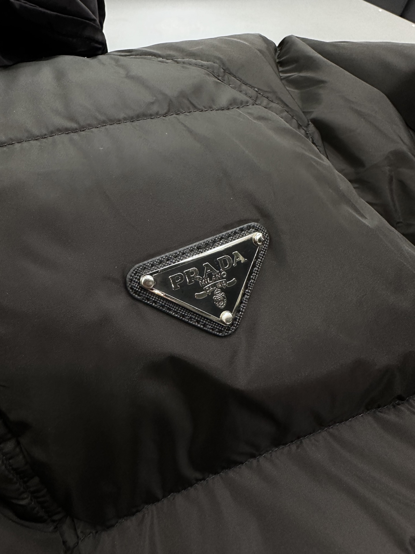 【新品】专柜最新款 可拆卸连帽羽绒服 ‼️2025秋冬🆕Pr*da Milano徽章拉链连帽羽绒服夹克外