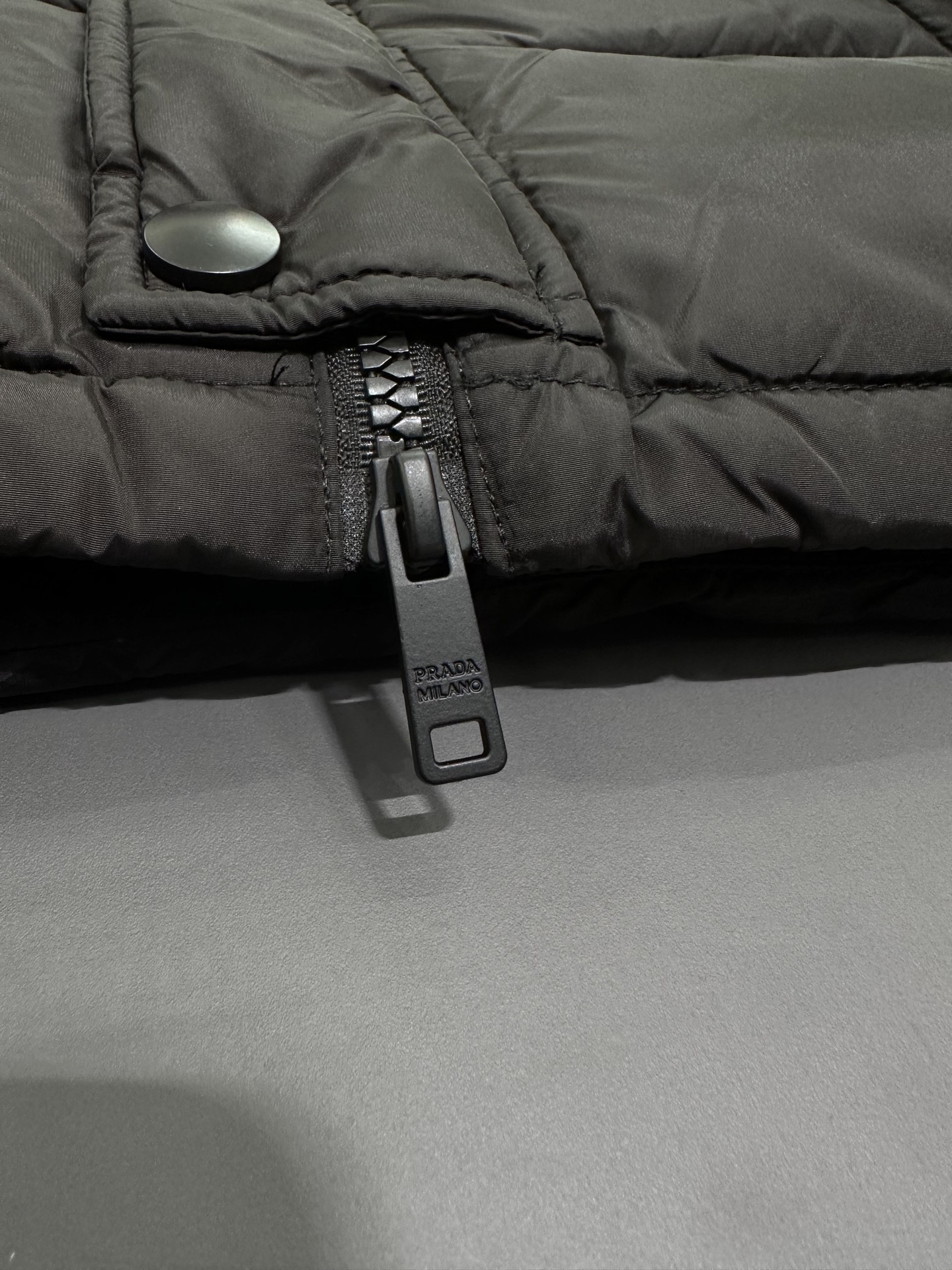 【新品】专柜最新款 可拆卸连帽羽绒服 ‼️2025秋冬🆕Pr*da Milano徽章拉链连帽羽绒服夹克外