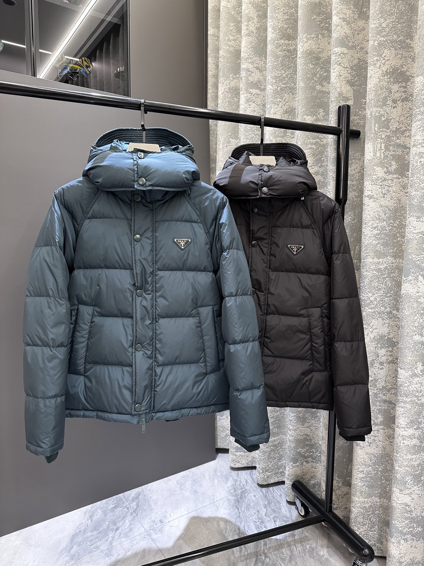 【新品】专柜最新款 可拆卸连帽羽绒服 ‼️2025秋冬🆕Pr*da Milano徽章拉链连帽羽绒服夹克外